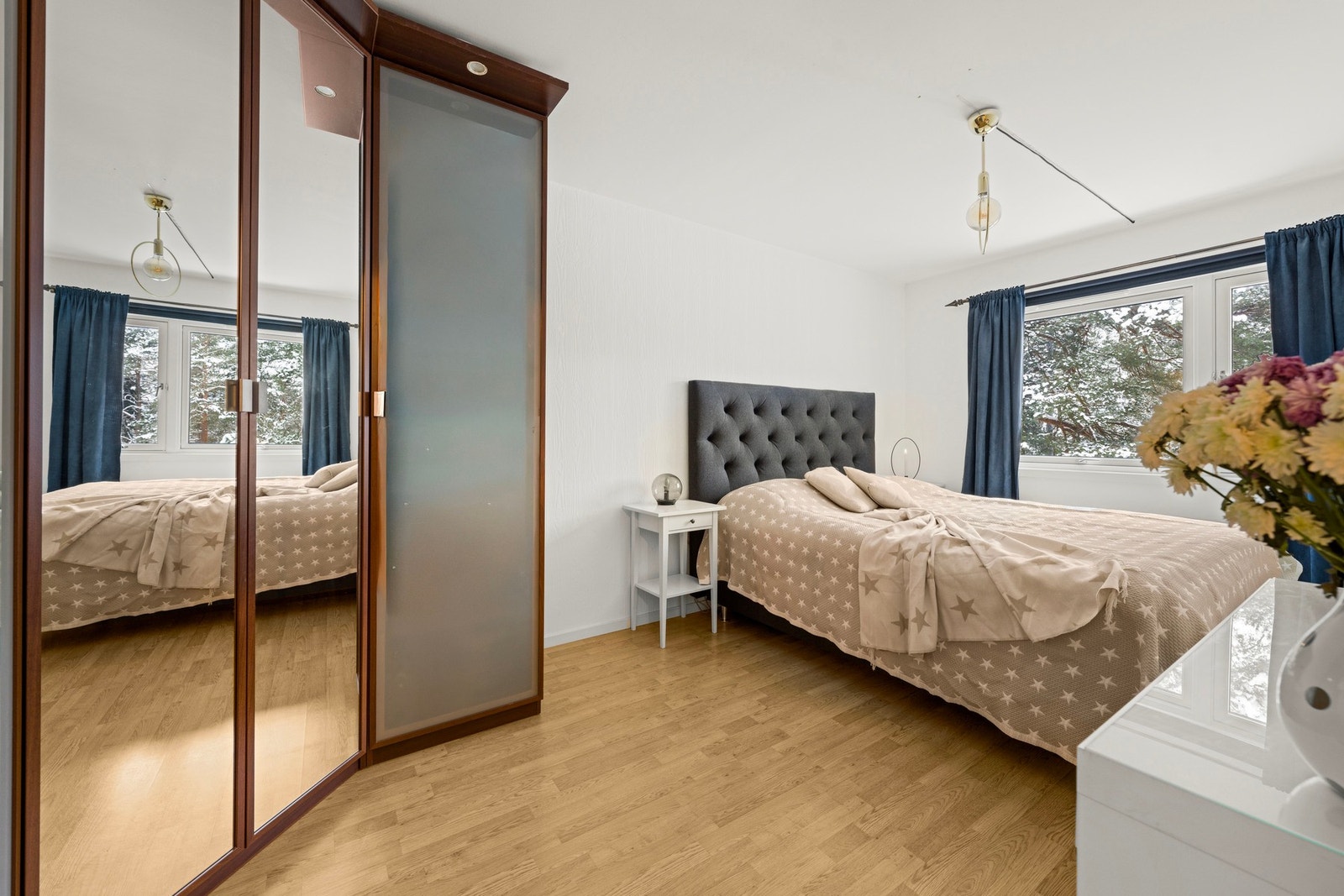 Gode vindusflater gir rommet en lys og lun atmosfære. Galleribilde