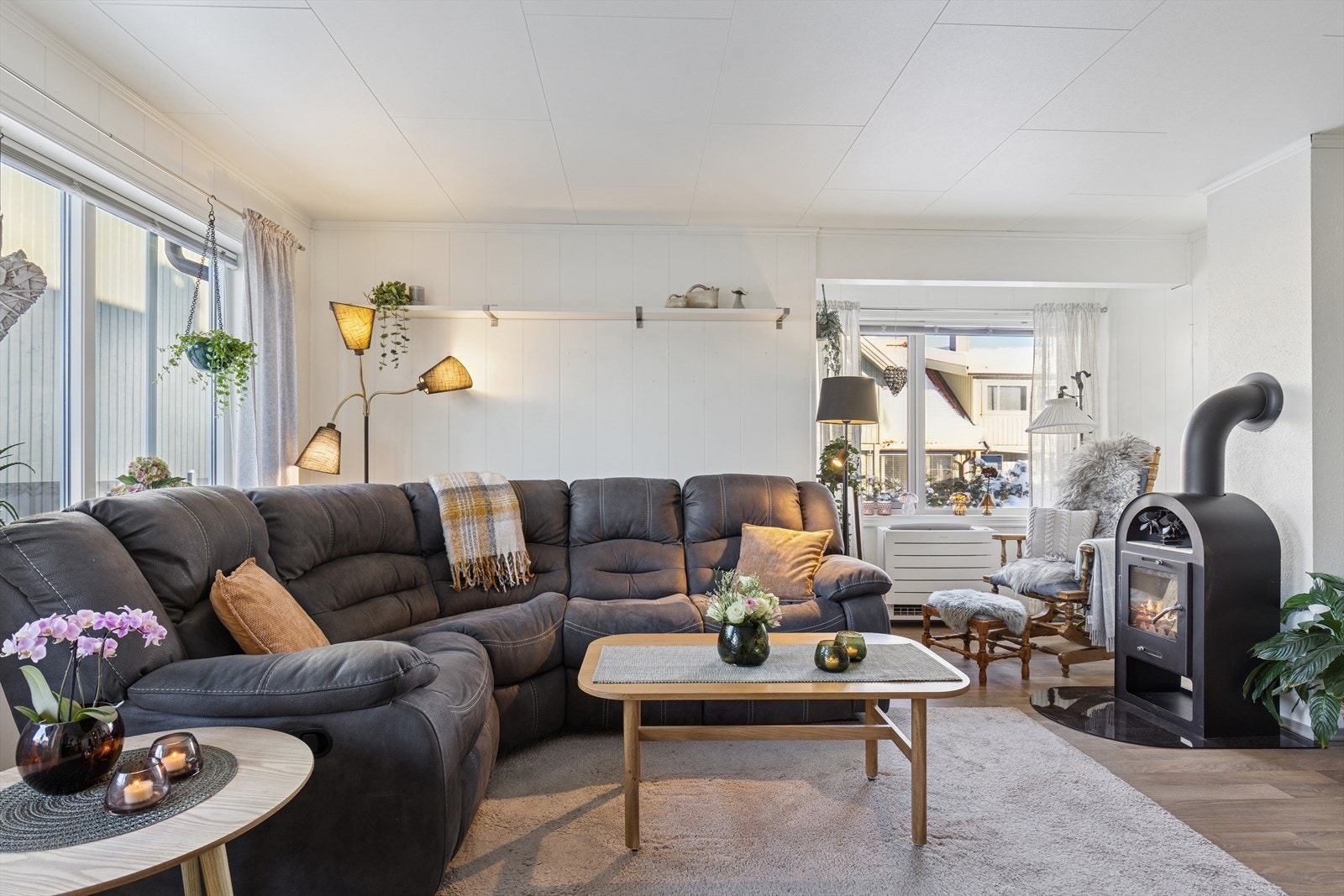 Stuen er lys og med fin utforming for ønsket møblering Galleribilde