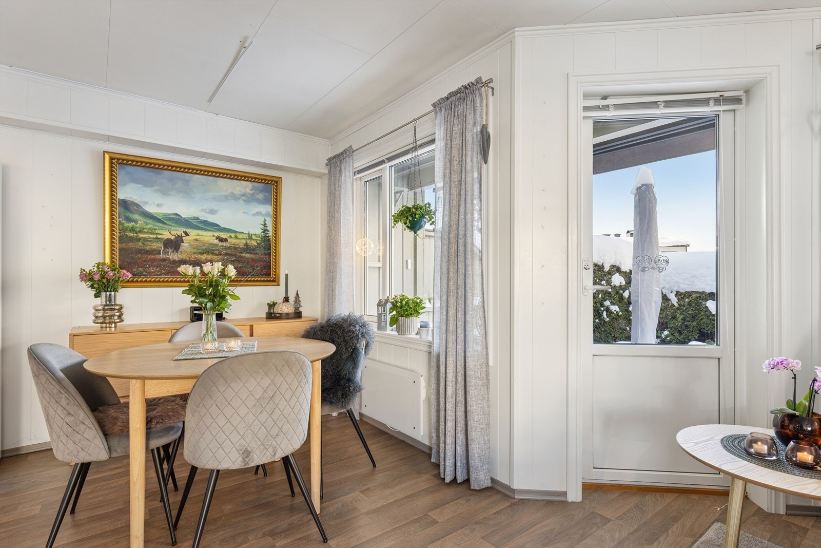 Innvendige overflater er gjennomgående med parkettgulv og lysmalte vegger og tak Galleribilde