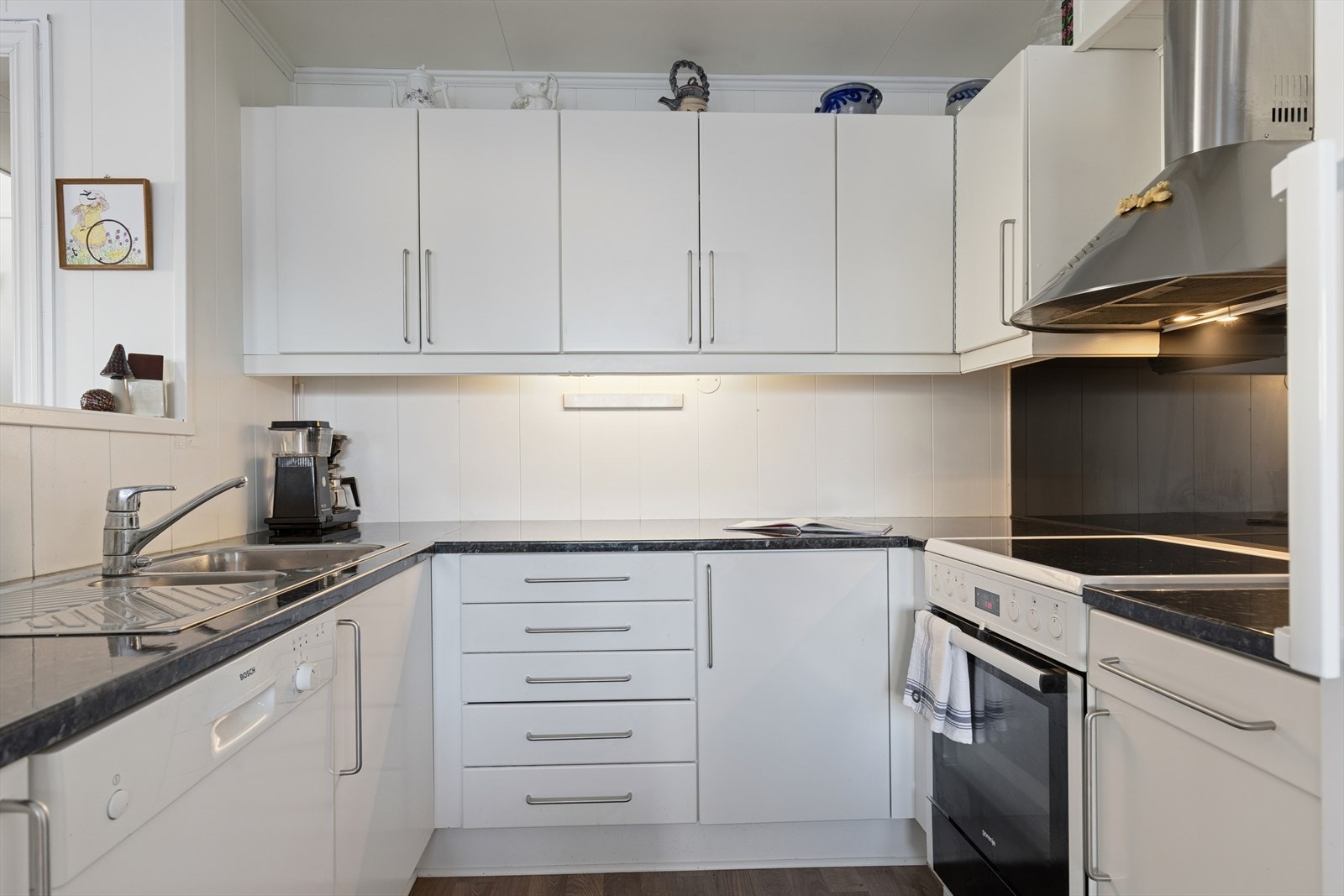 Av hvitevarer er det en innbygget oppvaskmaskin, i tillegg til plass for frittstående komfyr og kjøleskap. Galleribilde