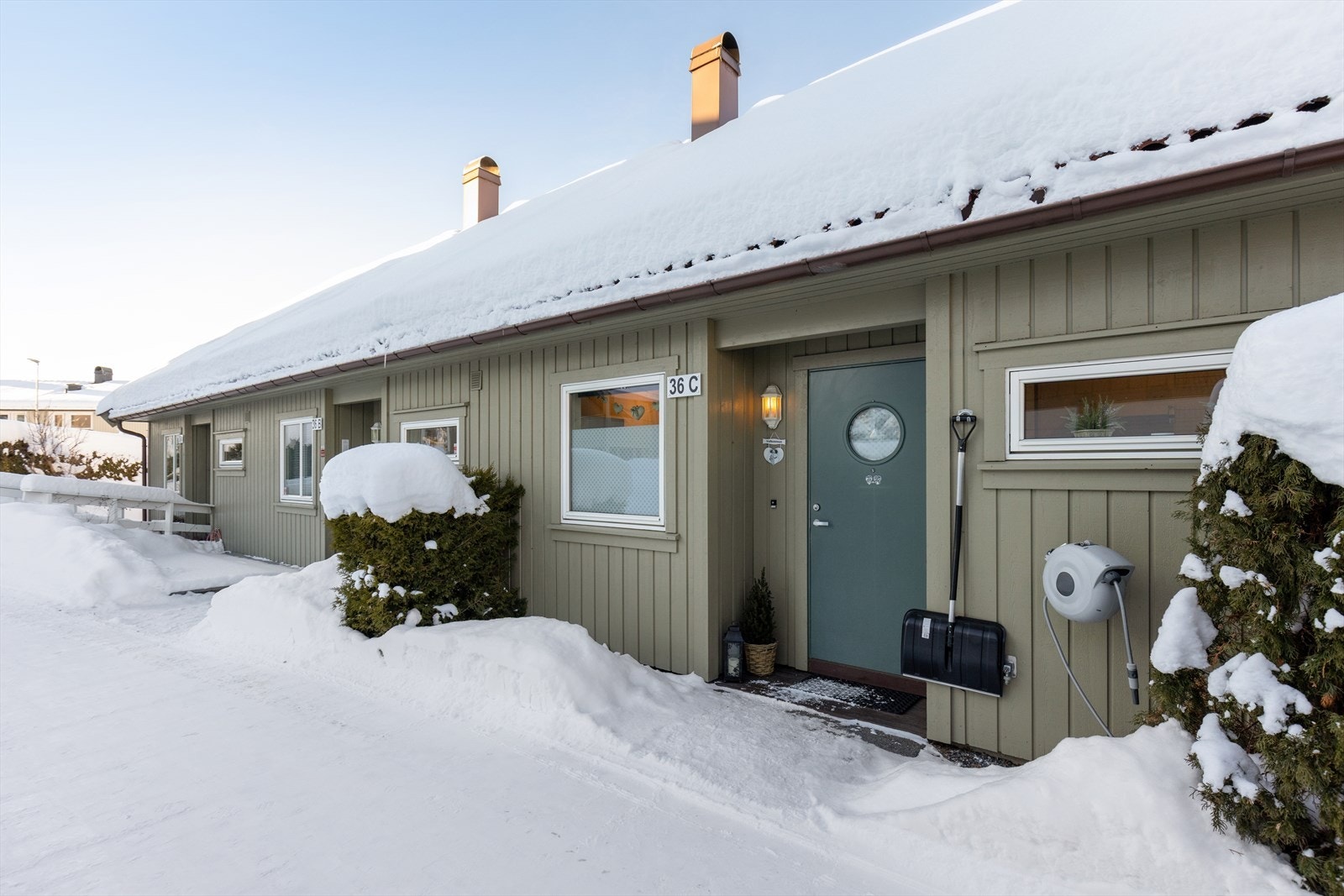 Boligen har en fin endebeliggenhet i rekke på totalt 3 enheter Galleribilde