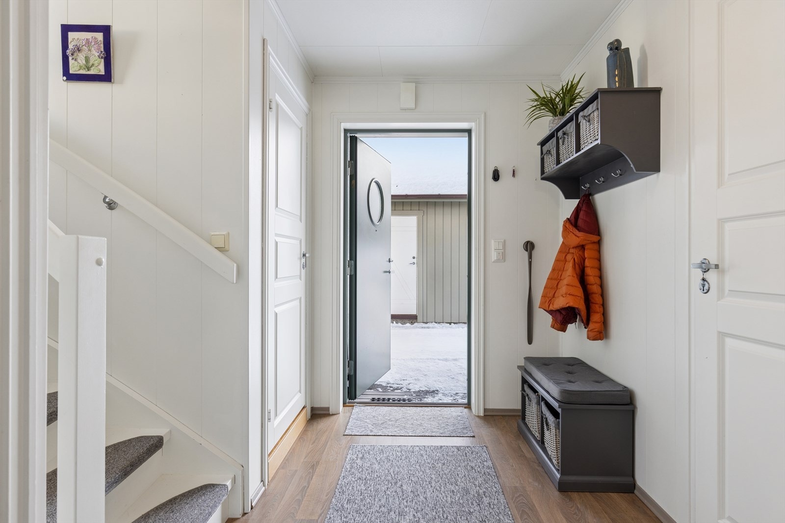Velkommen inn, innbydende og romslig entré med plass for oppheng eller garderobeskap Galleribilde