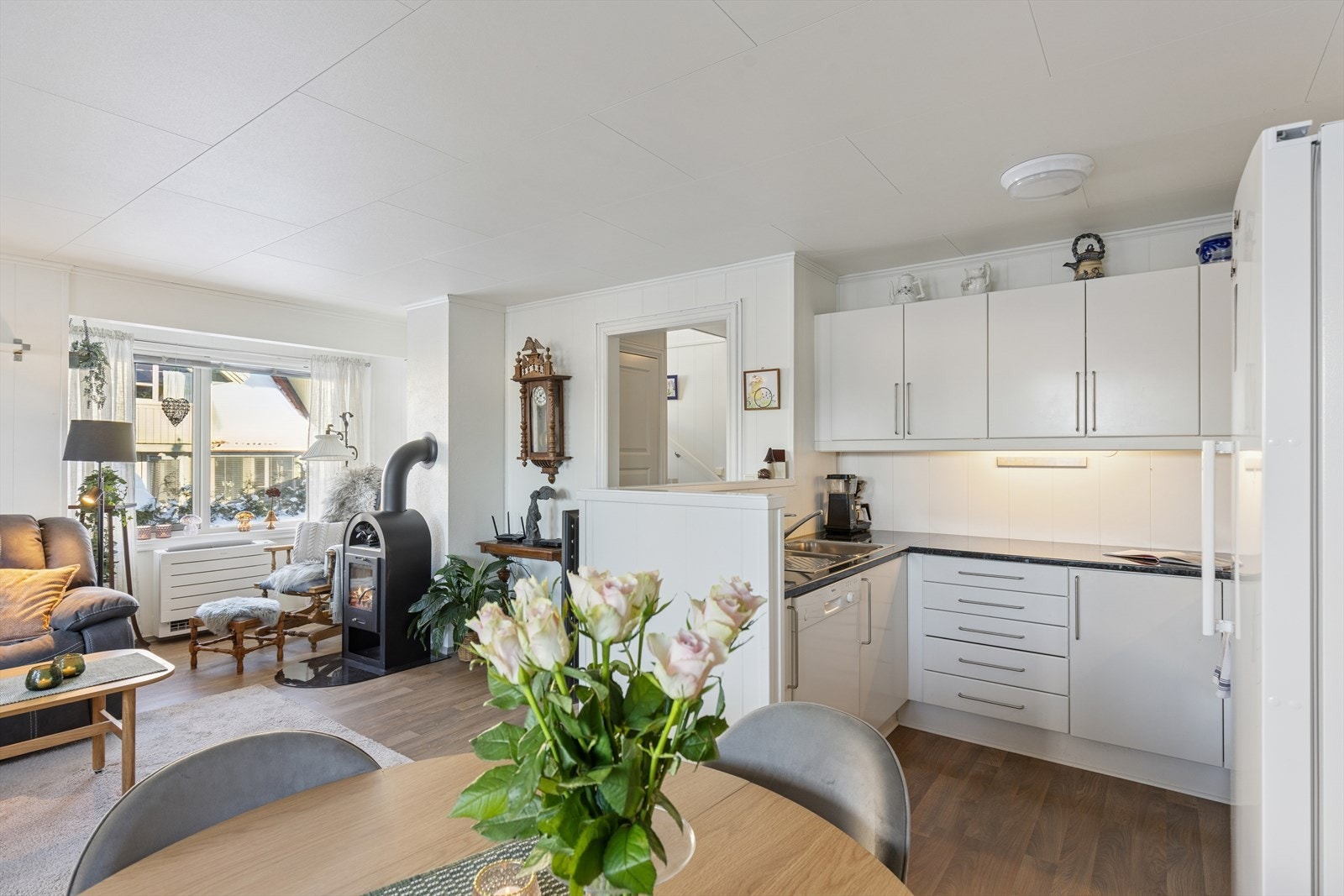 Kjøkkenet er fra byggeår 2005 har en innredning i hvit utførelse med en benkeplate i laminat. Galleribilde