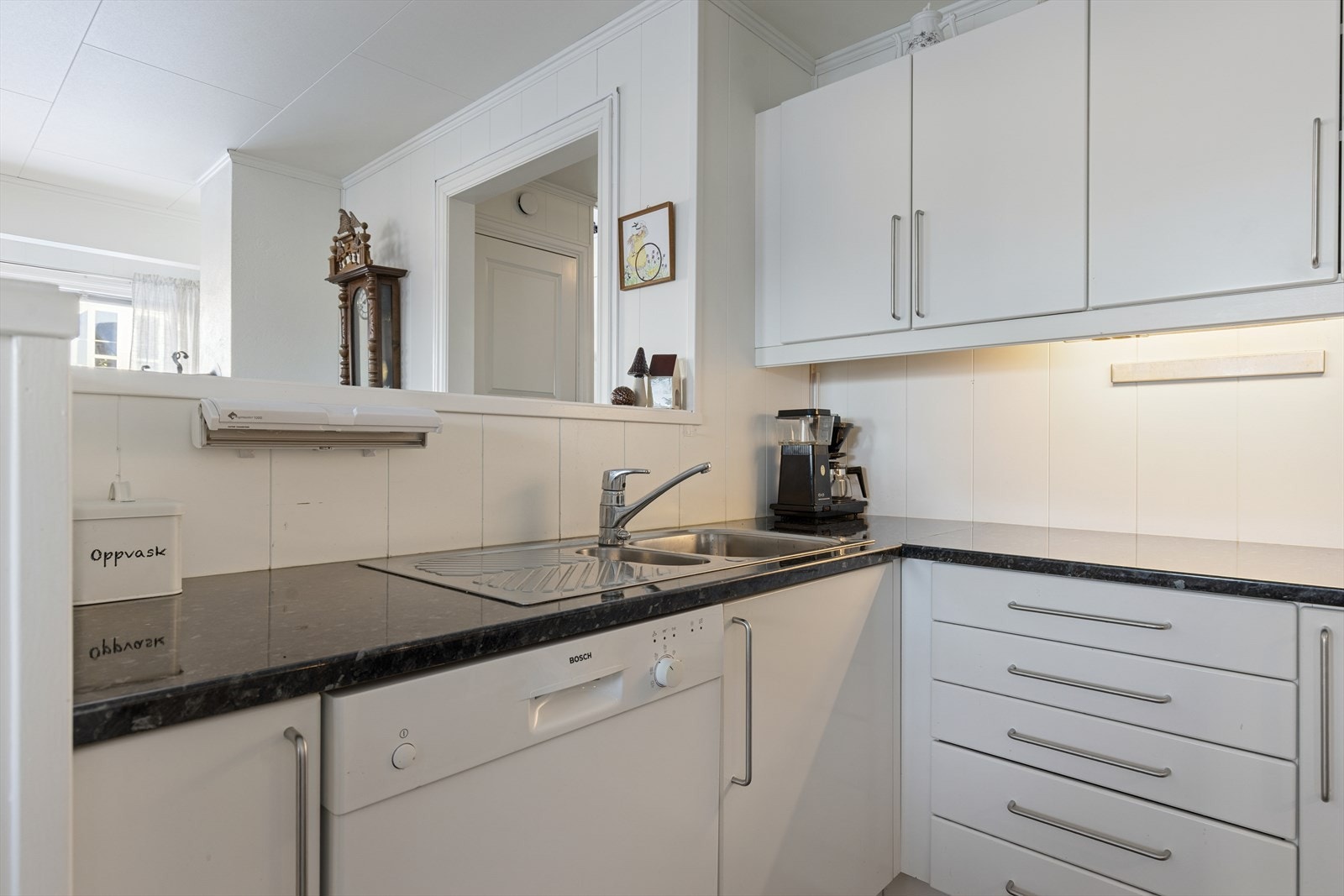 Halvvegg mot stuen skaper en sosial sone i rommet Galleribilde