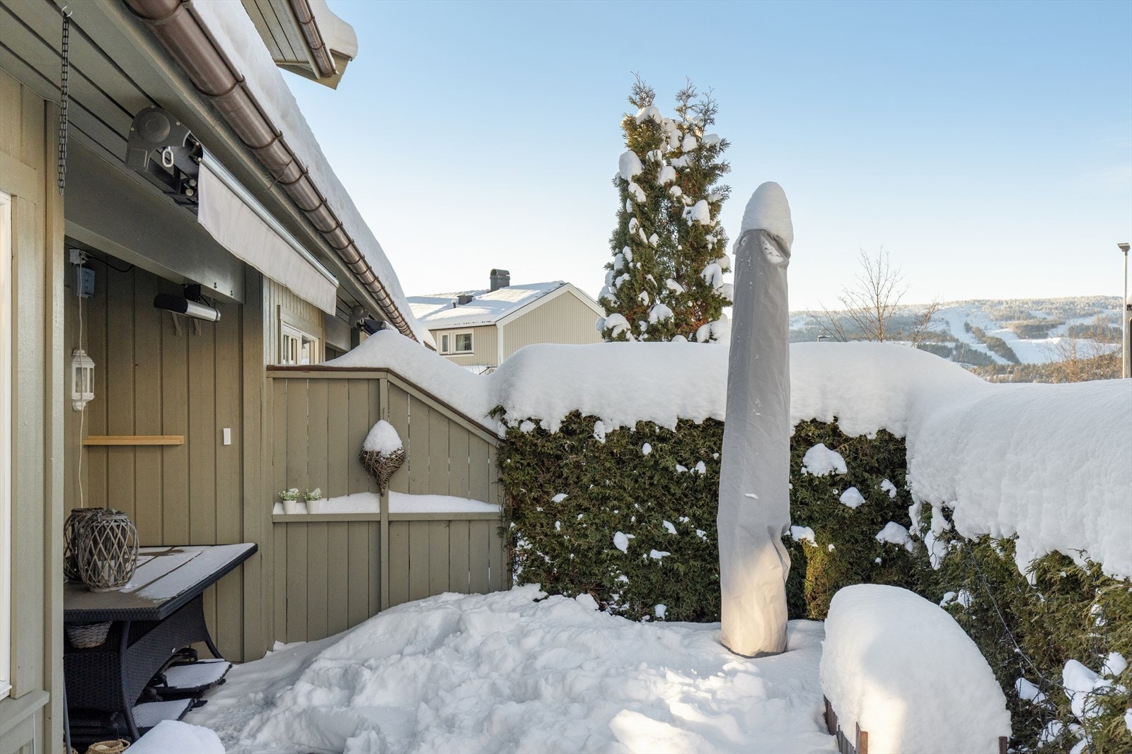 Terrassen er på ca. 20 kvm og har delvis overbygg samt montert markise Galleribilde