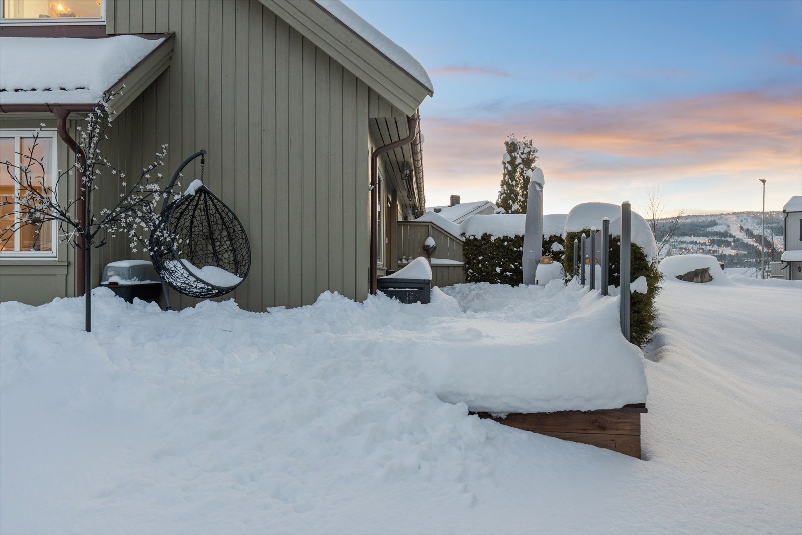 Uteområdet oppleves delvis skjermet mot omgivelsen med fyldig hekk Galleribilde