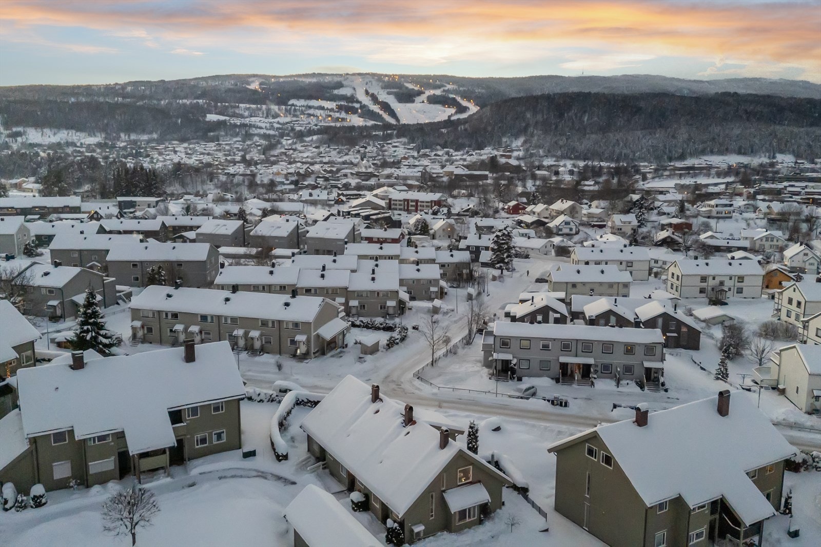 Enderekkehus i rolig og etablert boligomrdåde med gangavstand til dagligvare, barnehager, skole og kort vei til sentrum Galleribilde