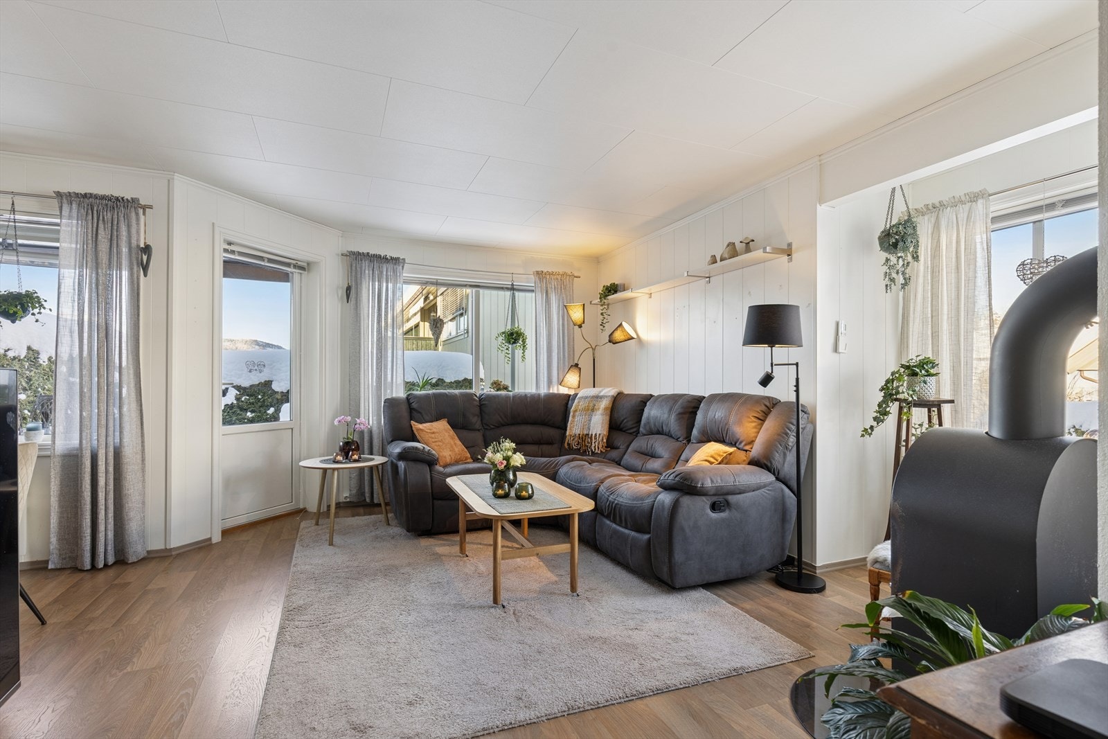 Fra stuen er utgang til stor terrasse Galleribilde