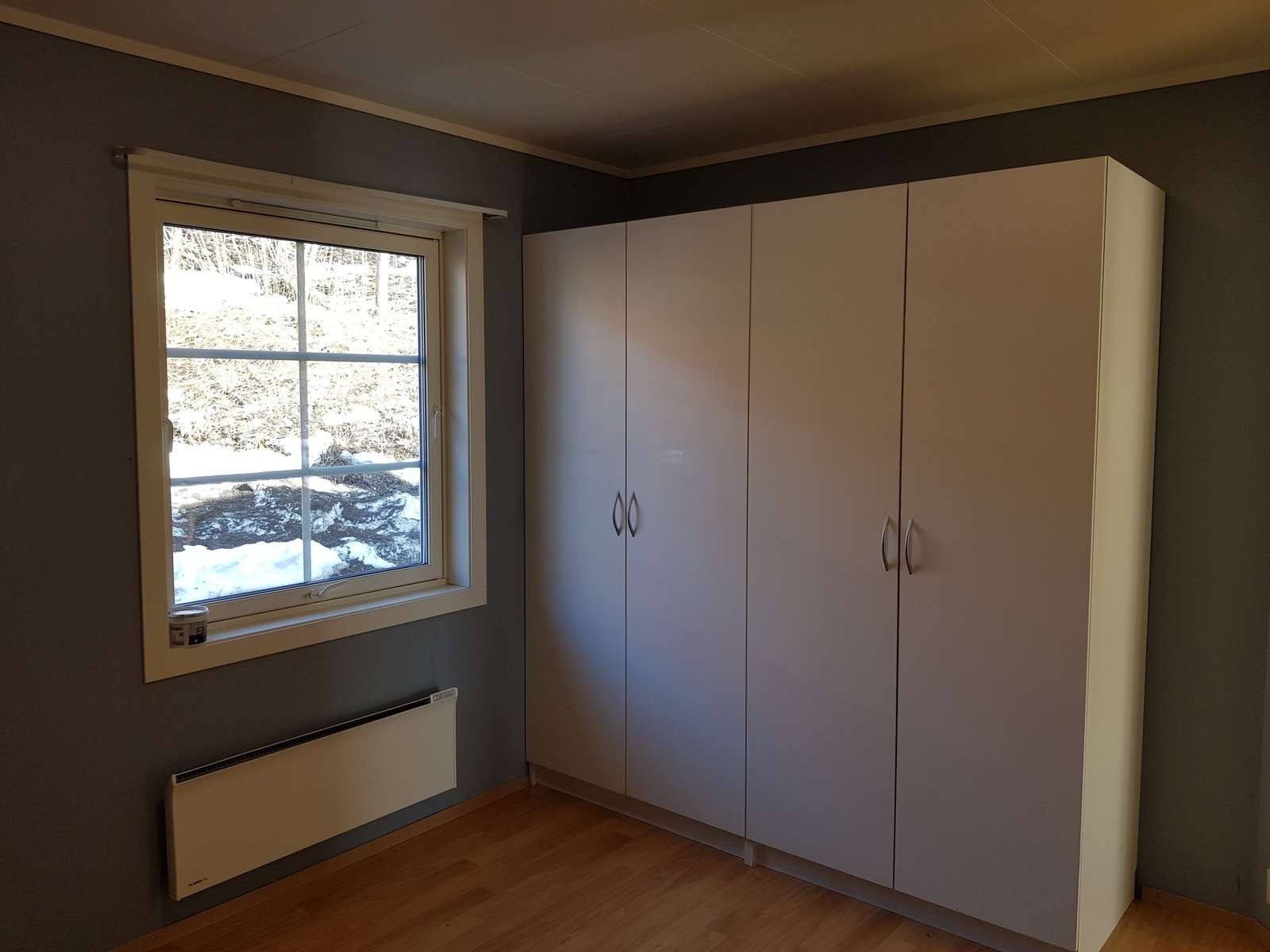 Soverom med garderobeskap. Galleribilde