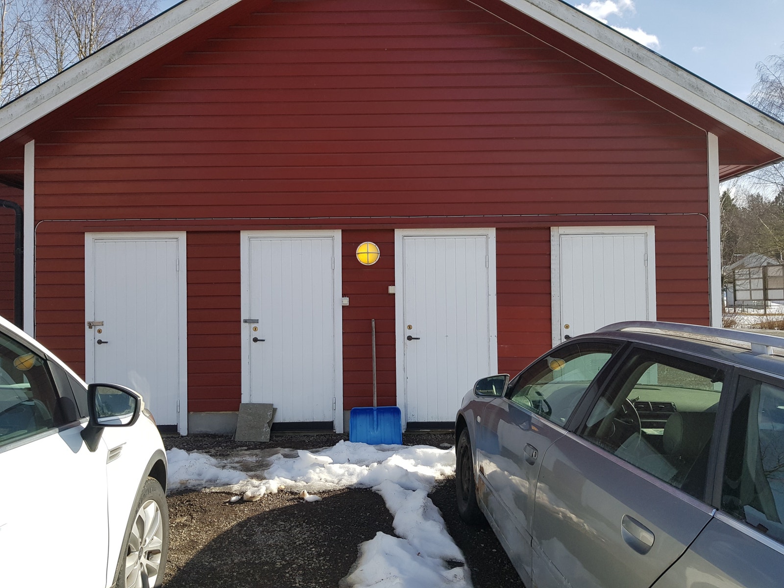 Parkering og boder. Det er en privat bod til hver leilighet, og en felles bod. Galleribilde