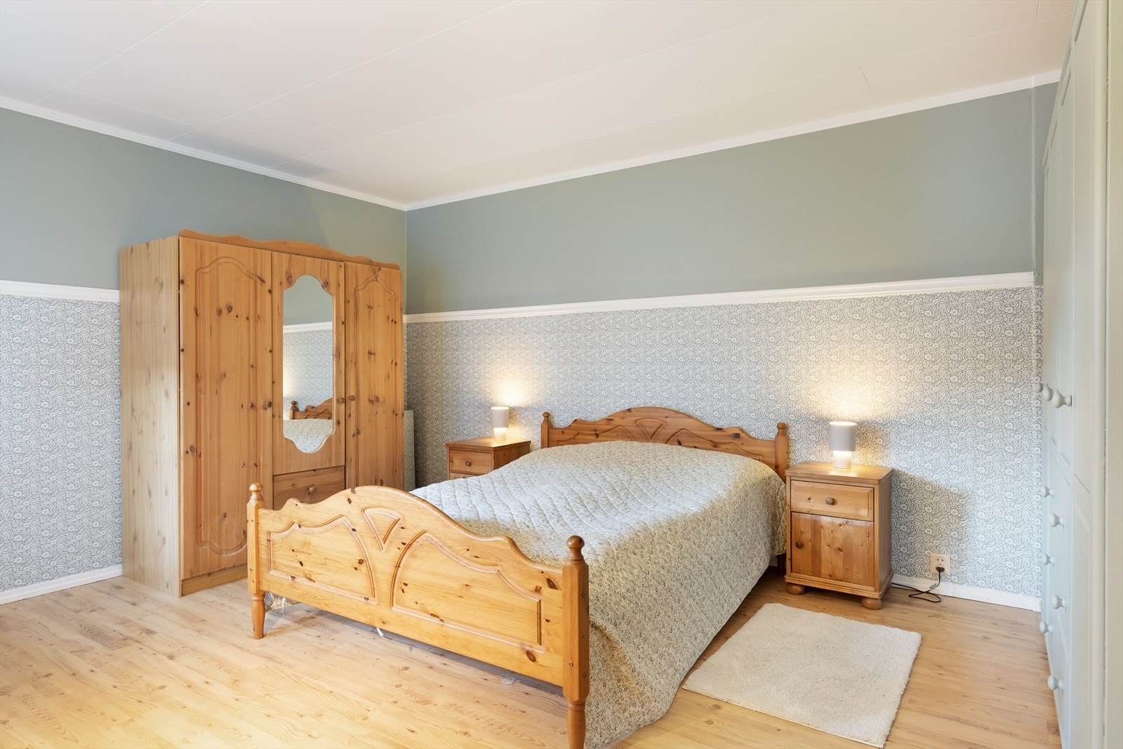 Hovudsoverommet er av god storleik og har plass til fleire garderobeskap for klesoppbevaring. Galleribilde