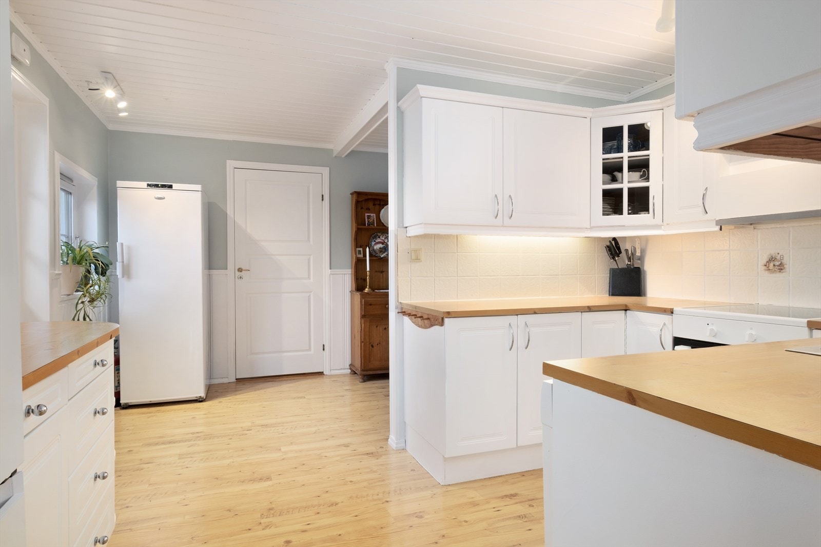 Frå kjøkkenet, har ein utgang til ein flott atriumterrasse. Galleribilde