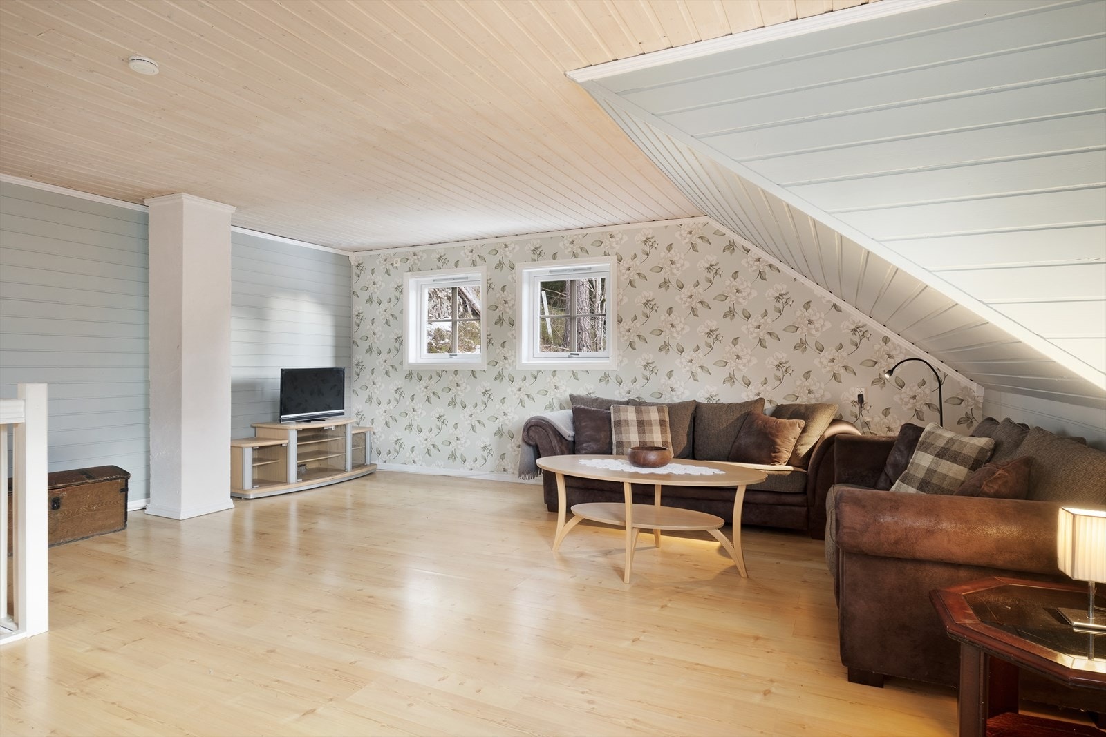 Opp trappa kjem ein til ei romsleg loftstove. Galleribilde