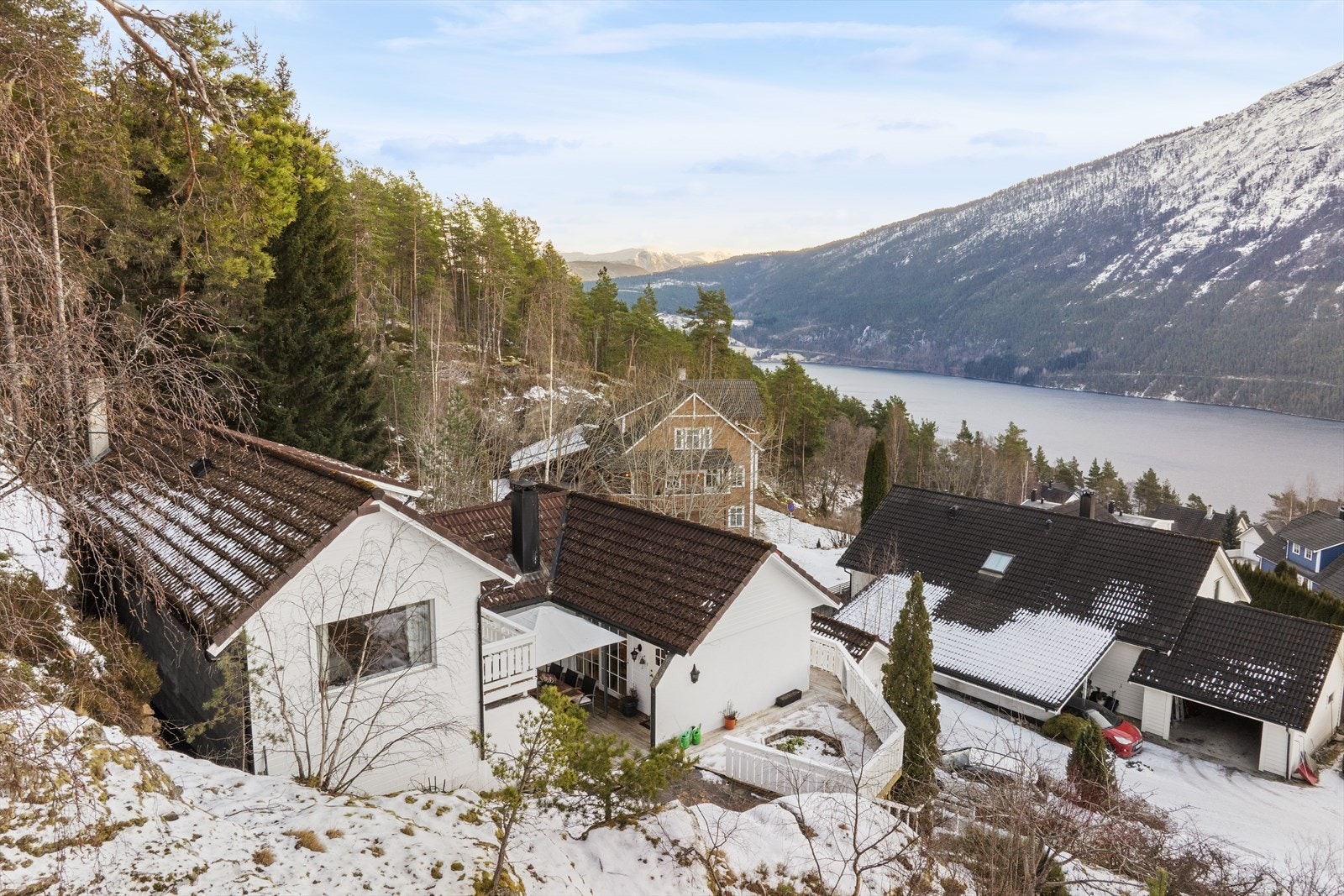 Eigedomen byr på fleire fine uteplassar i form av terrassar av ulik storleik - her kan ein flytte seg etter sola. Galleribilde