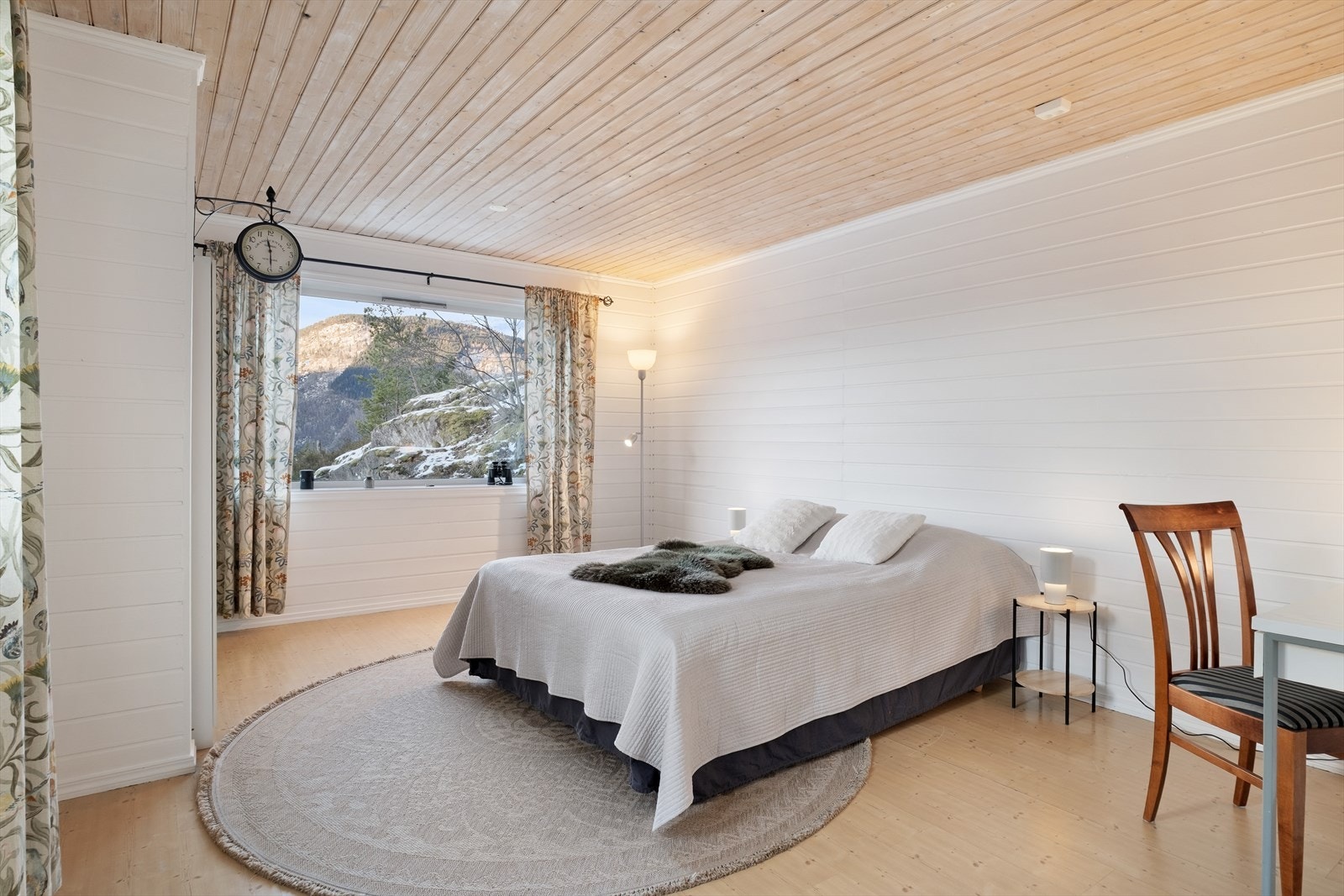 Soverom 1 er romsleg med gode møbleringsmoglegheiter, samt... Galleribilde