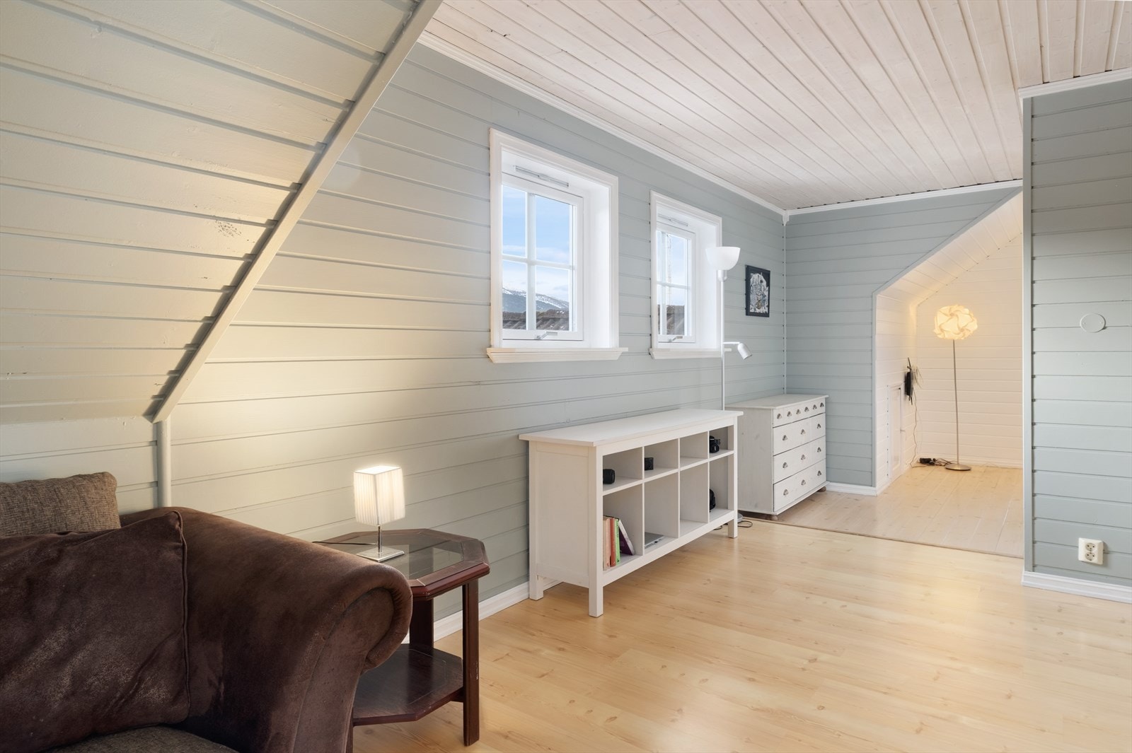 Vidare frå loftstova, kjem ein til etasjens bad og 2 soverom. Galleribilde