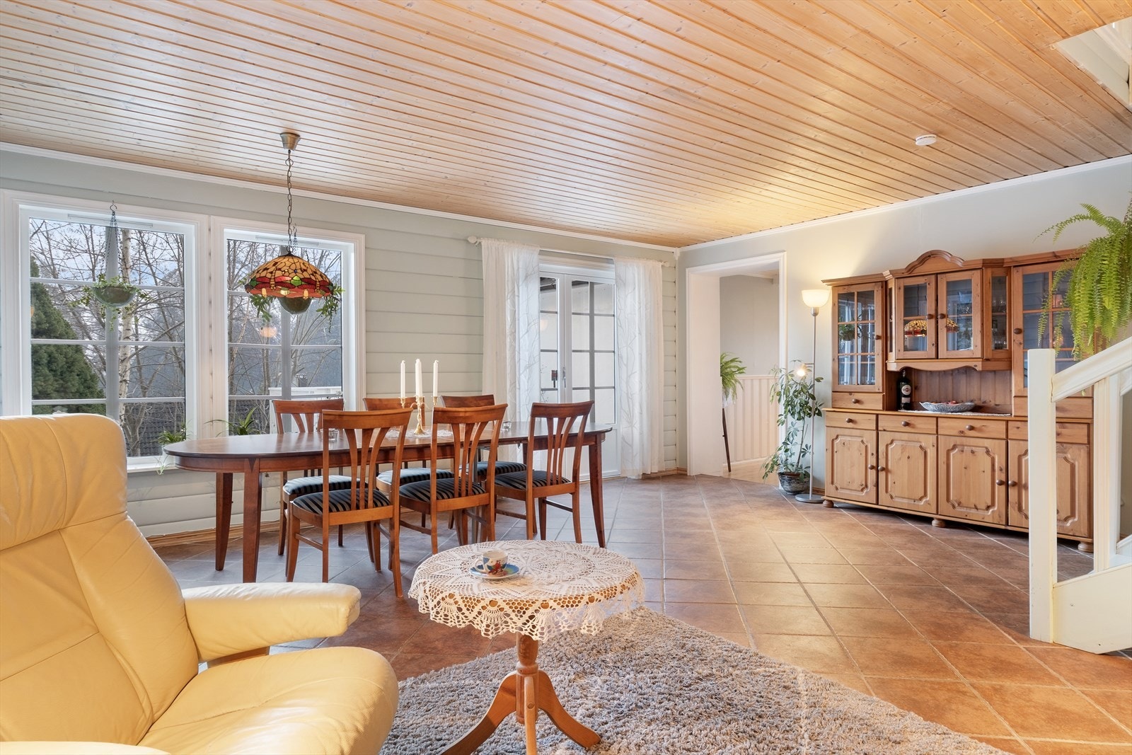 Bustaden er romsleg innvendig med gode planløysingar og fleire opphaldsrom. Galleribilde