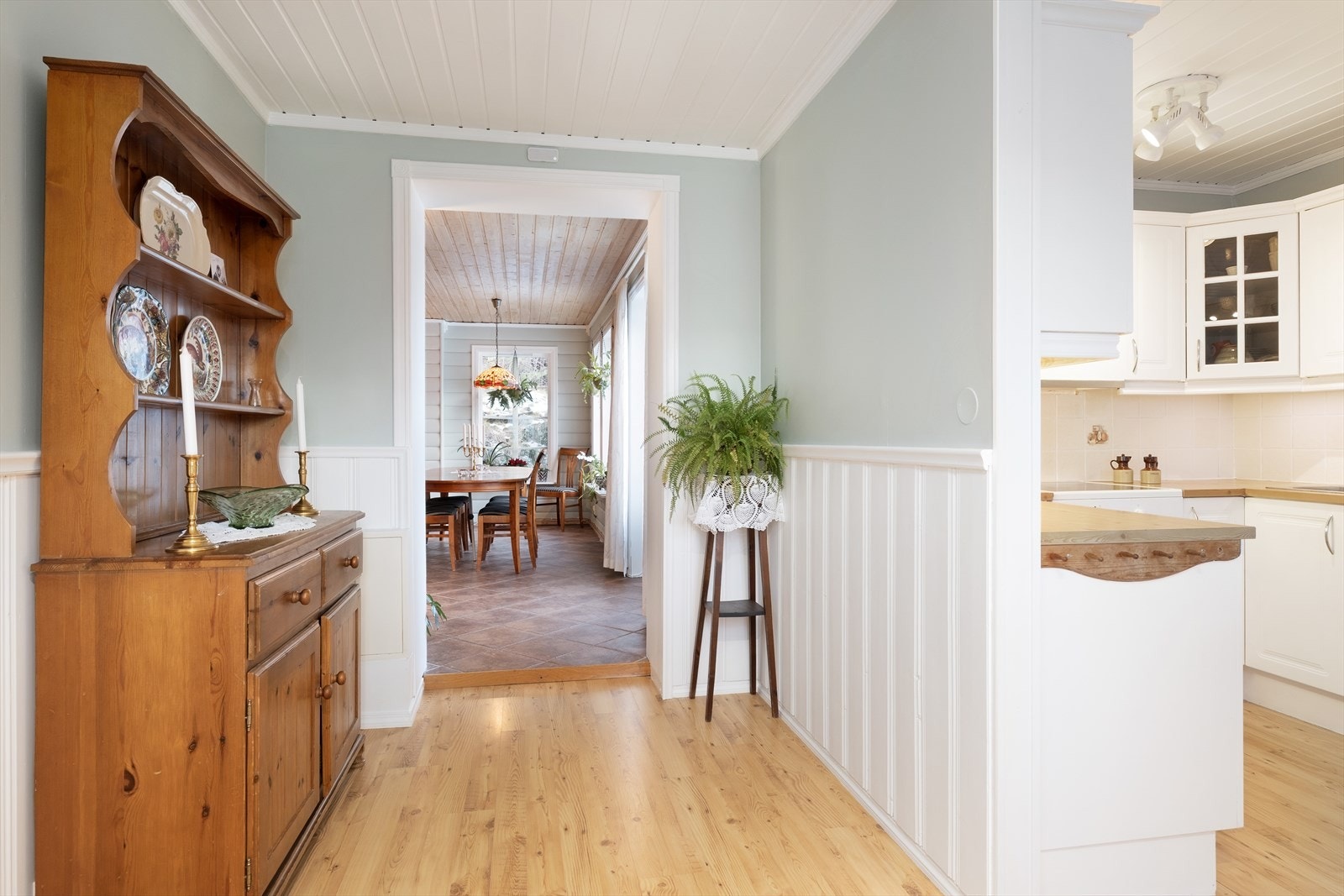 Kjøkkenet har ei praktisk plassering mellom dei to stovene. Galleribilde