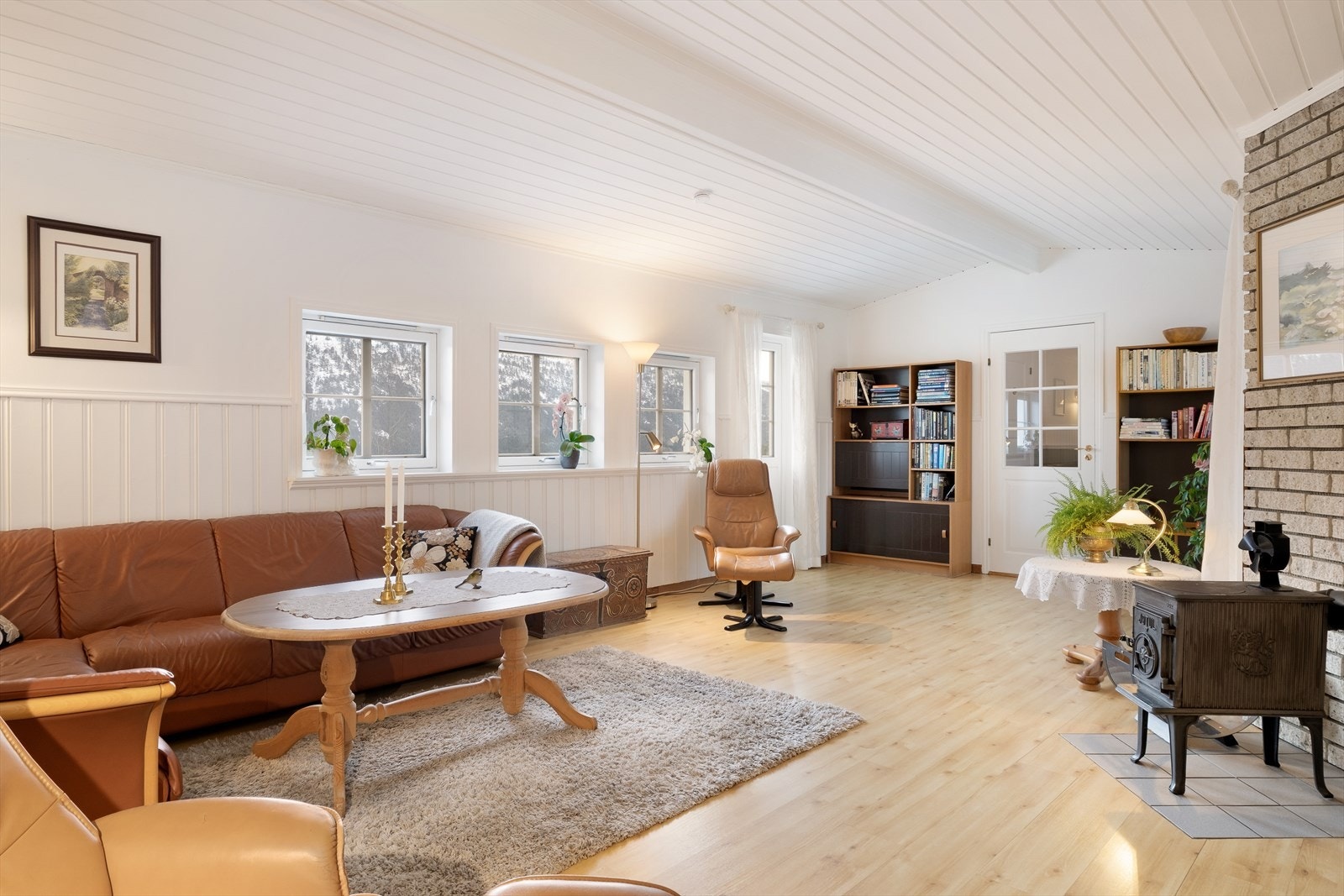 Vidare kjem du til stova som har god takhøgde... Galleribilde