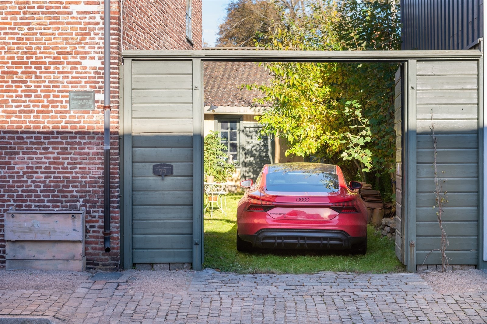 Egen parkering i bakgården. Galleribilde