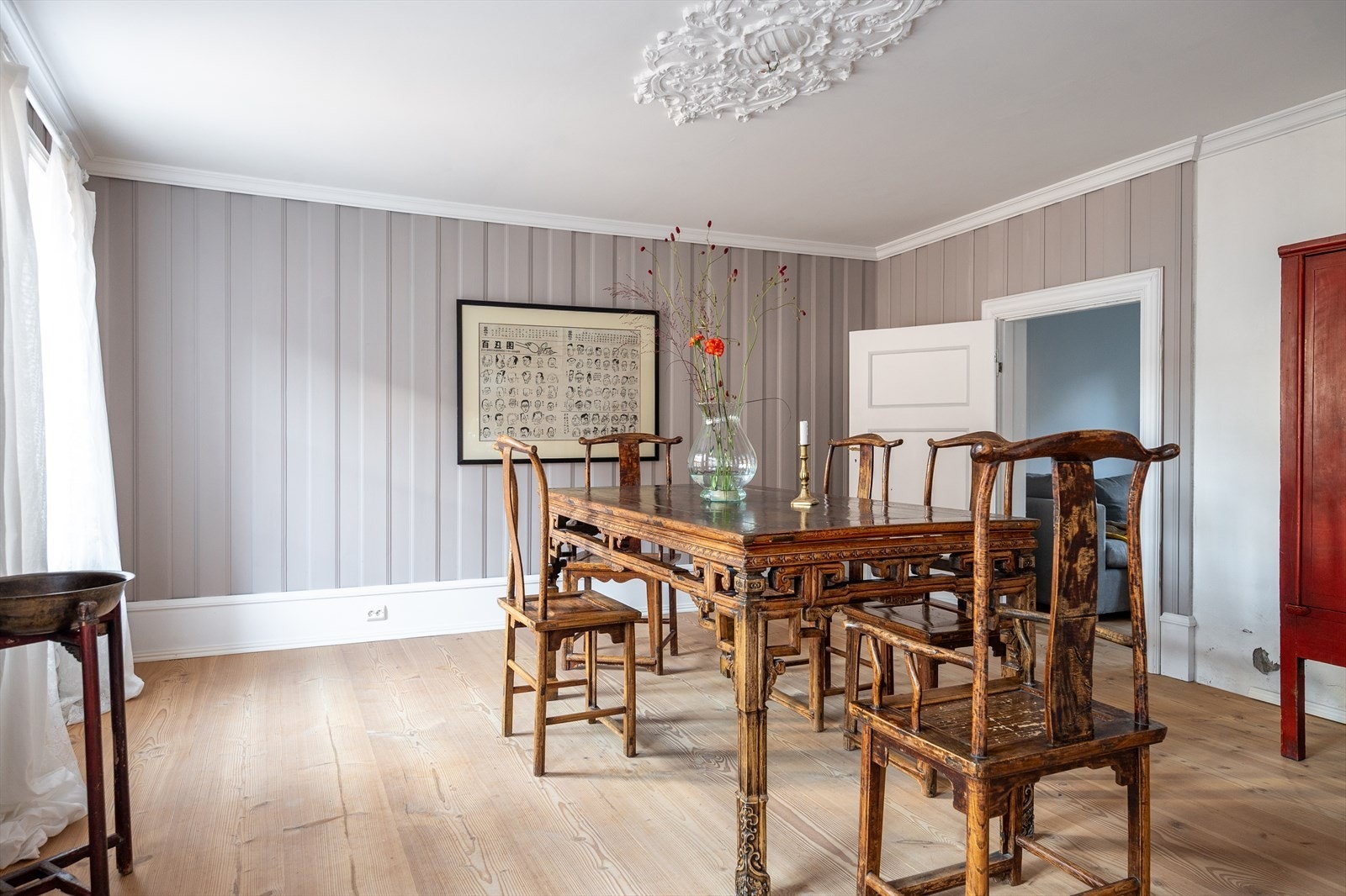 Dinesen Douglas gulv, rosett i taket og høye fotlister. Galleribilde