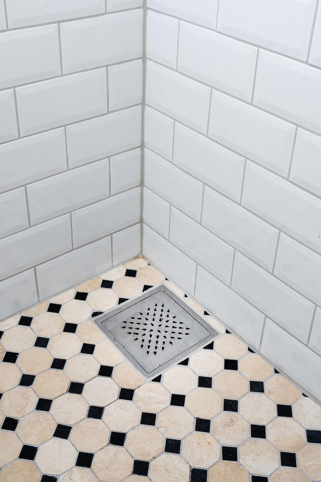 Badet i 1. etasje er ferdig flislagt og varmekabler er lagt, men ikke tilkoblet. Her går man inn og setter sitt eget preg på innredningen. Galleribilde