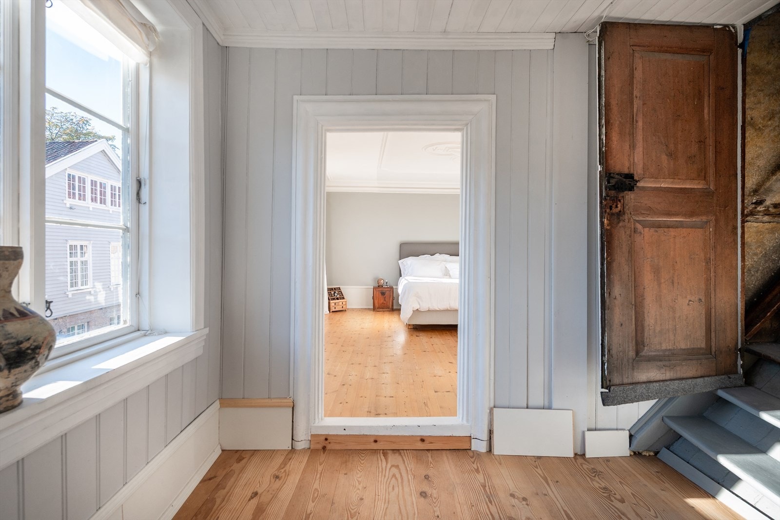 2. etasje er i dag innredet med 2 soverom samt et eldre bad og kjøkken. Galleribilde