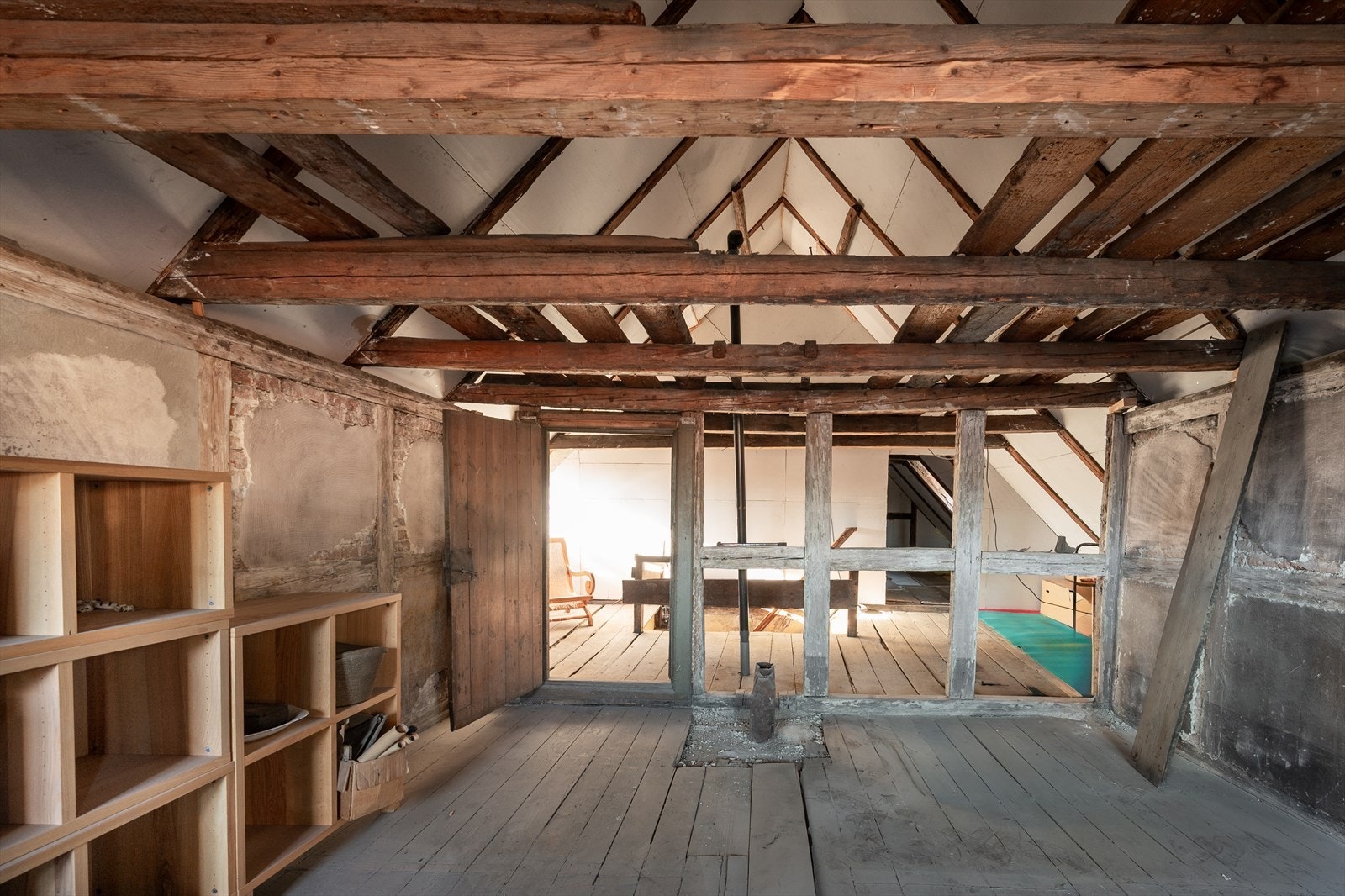 Her er det meste av vegger og tak blitt etterisolert og montert gipsplater. Galleribilde