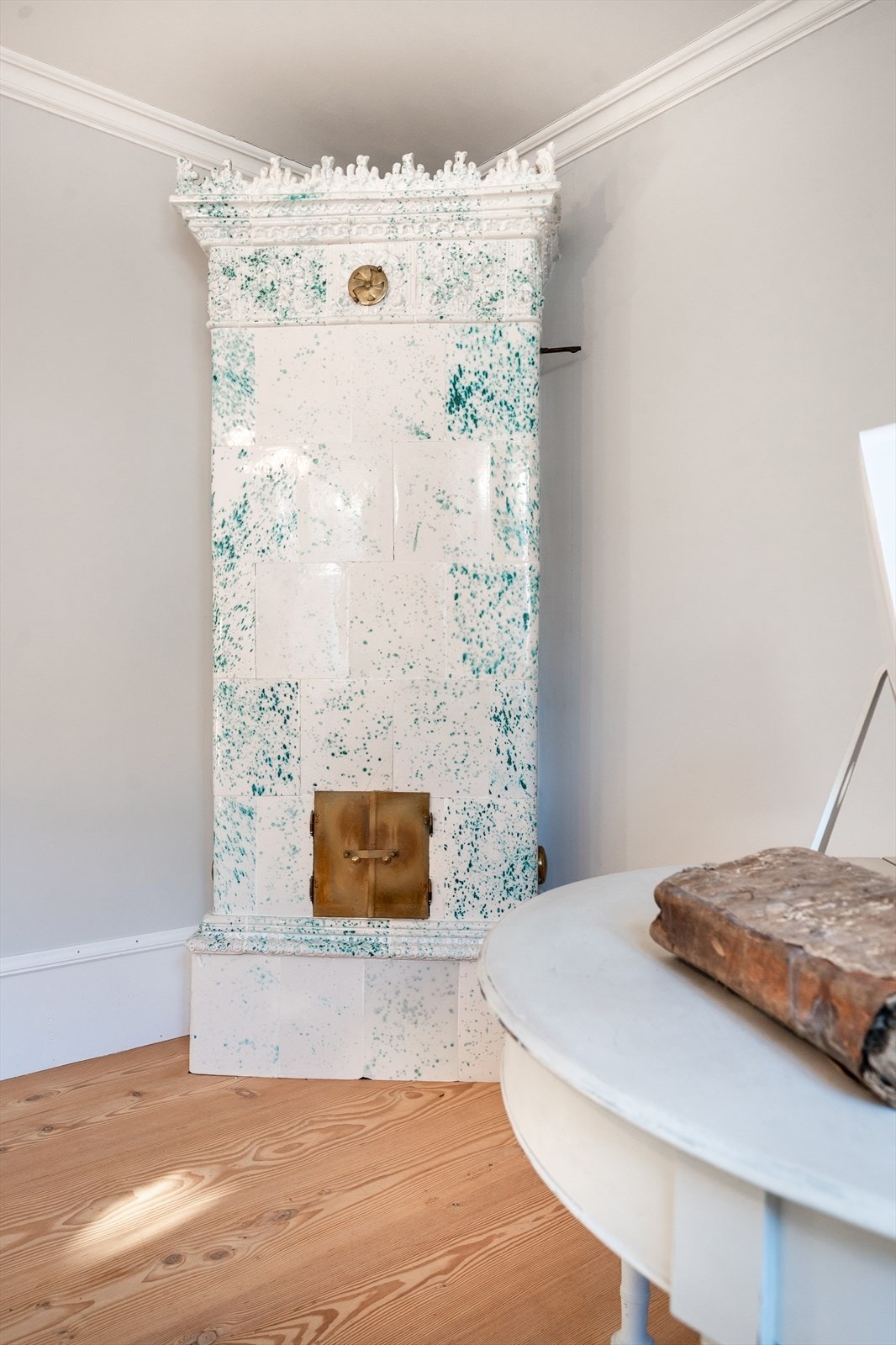 Autentisk, svensk kakkelovn. Pipeløp må rehabiliteres. Galleribilde