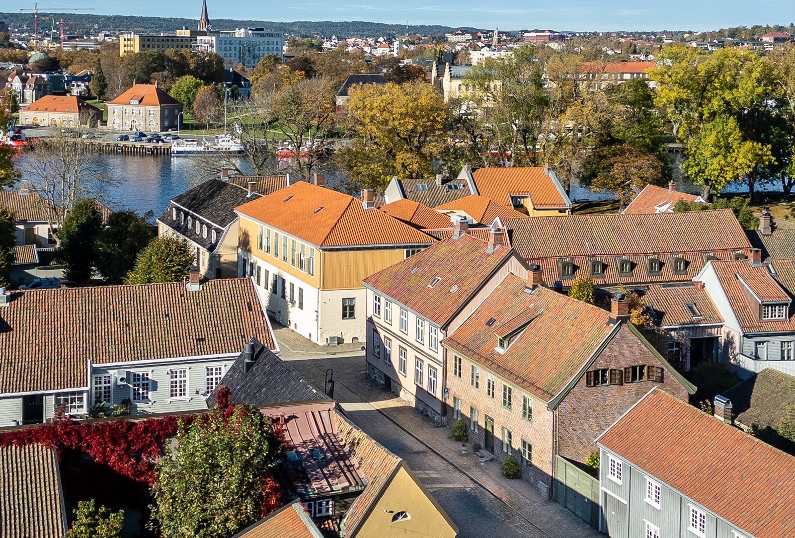 Når du vil til sentrum rusler du ned til fergeleiet og tar Gamlebyfergen over elva. Den er gratis og går ofte. Galleribilde