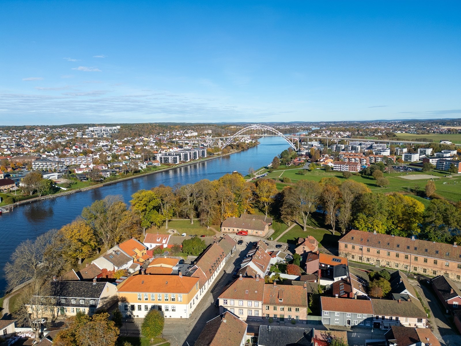 Folk er glade i båtene sine, og mange Gamlebyen beboere har bryggeplass langs elvesiden - få meter fra egen bolig. Galleribilde