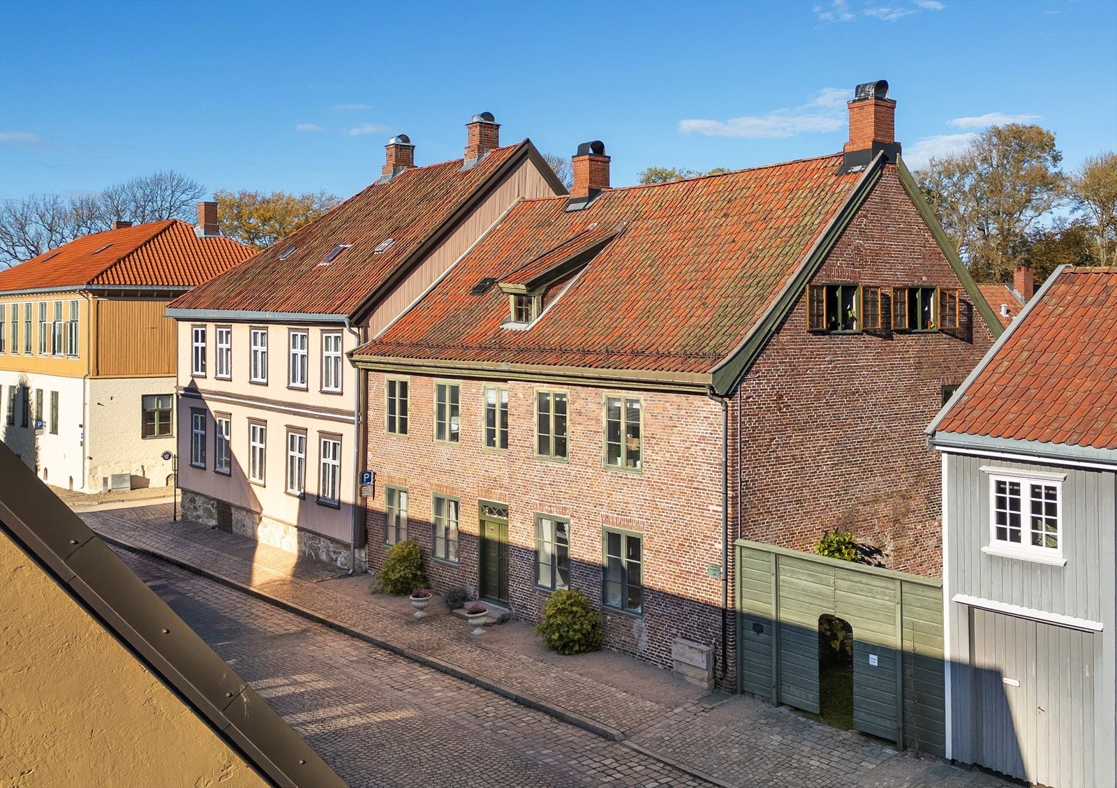 Hele fasaden er kledd i rød teglstein - et påbud i sin tid fra kongen, om å benytte brannsikre materialer. Galleribilde