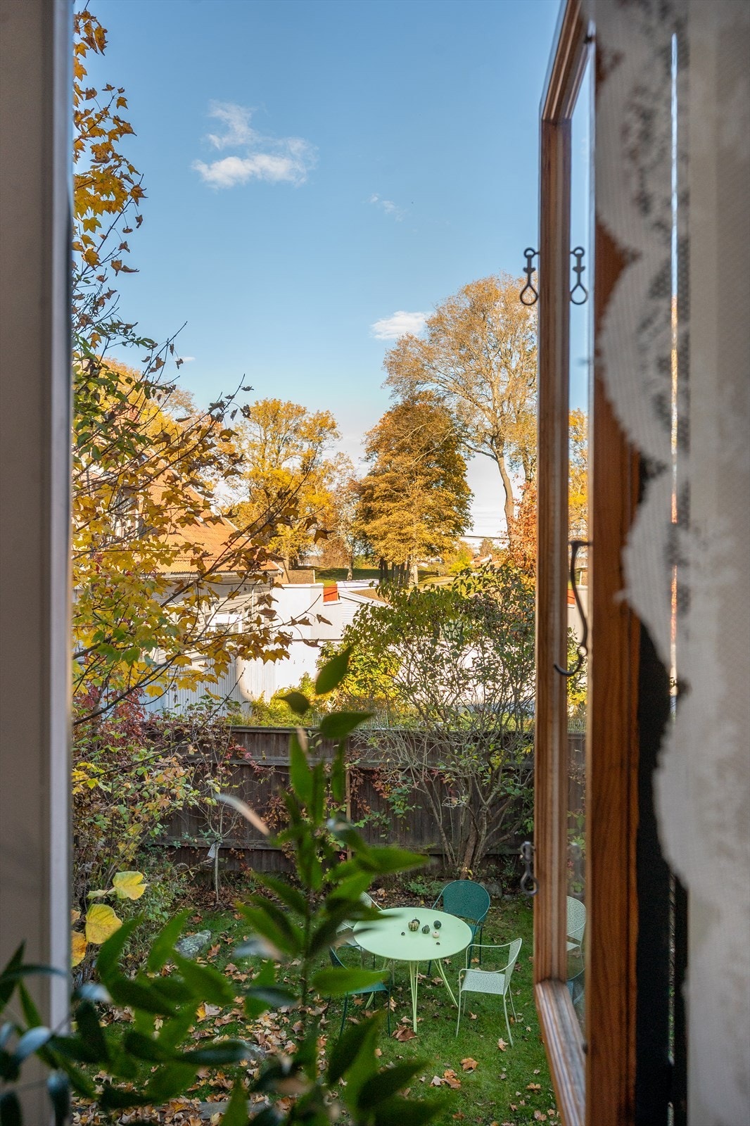 Herlig utsyn mot bakgården. Galleribilde