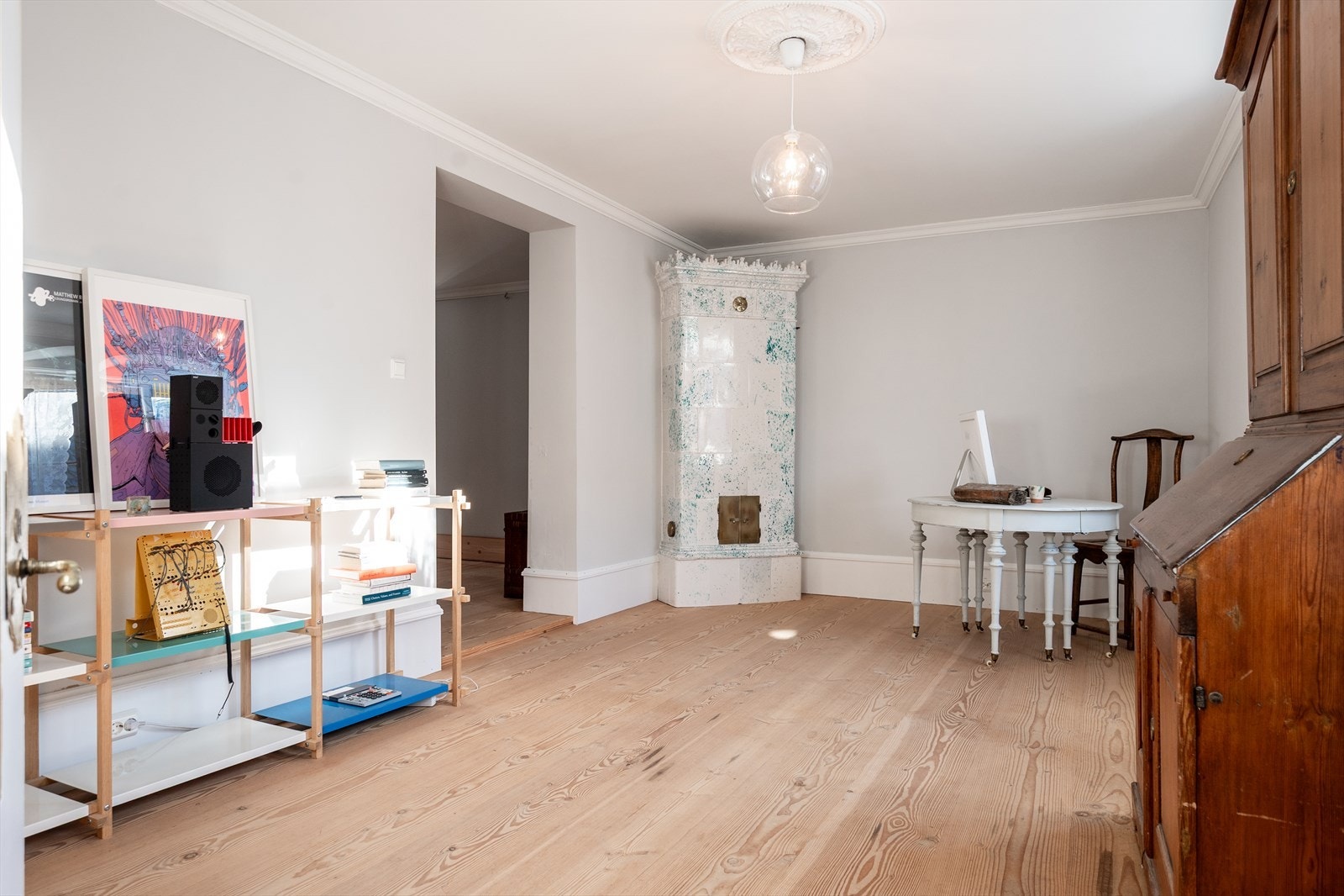 Salamandergården var opprinnelig en tomannsbolig, men nåværende eier har igangsatt arbeider for å samle den til en boenhet. Galleribilde