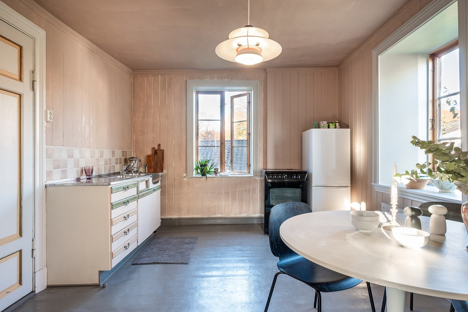 Eldre kjøkkeninnredning fra 80-90-tallet. Galleribilde