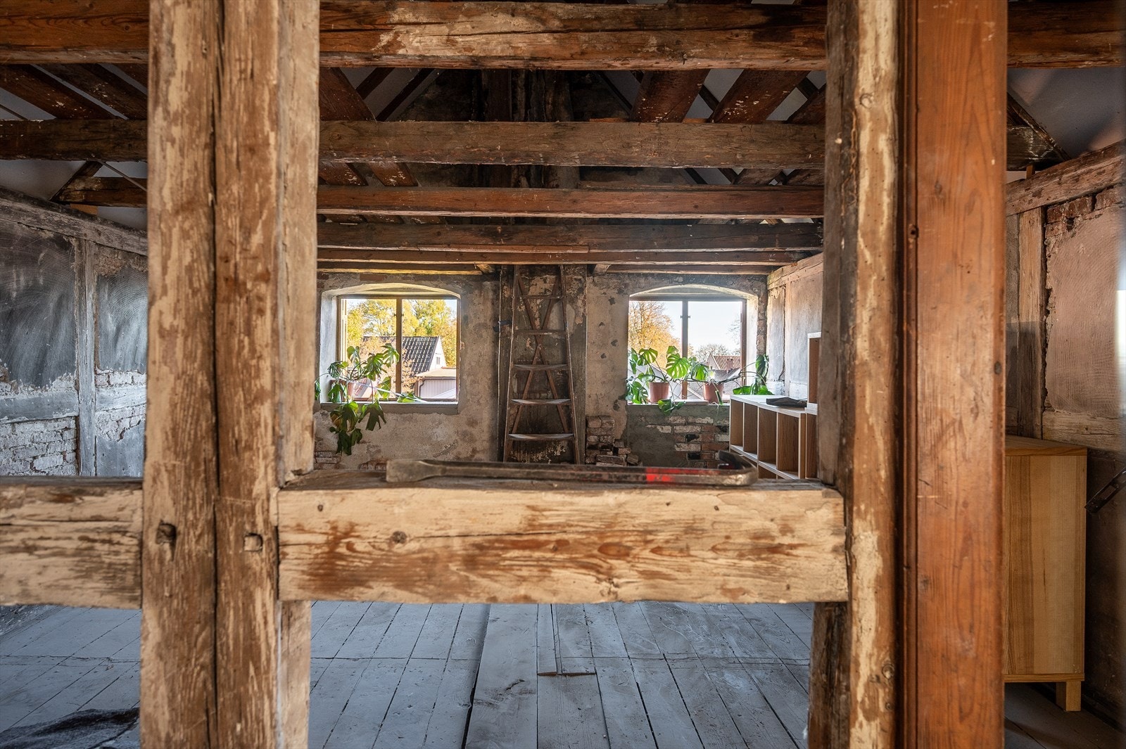 Oppe på loftet løfter taket seg 4,3 meter på det høyeste og kan fungere både som boområde eller sitt helt eget atelier hjemme. Galleribilde