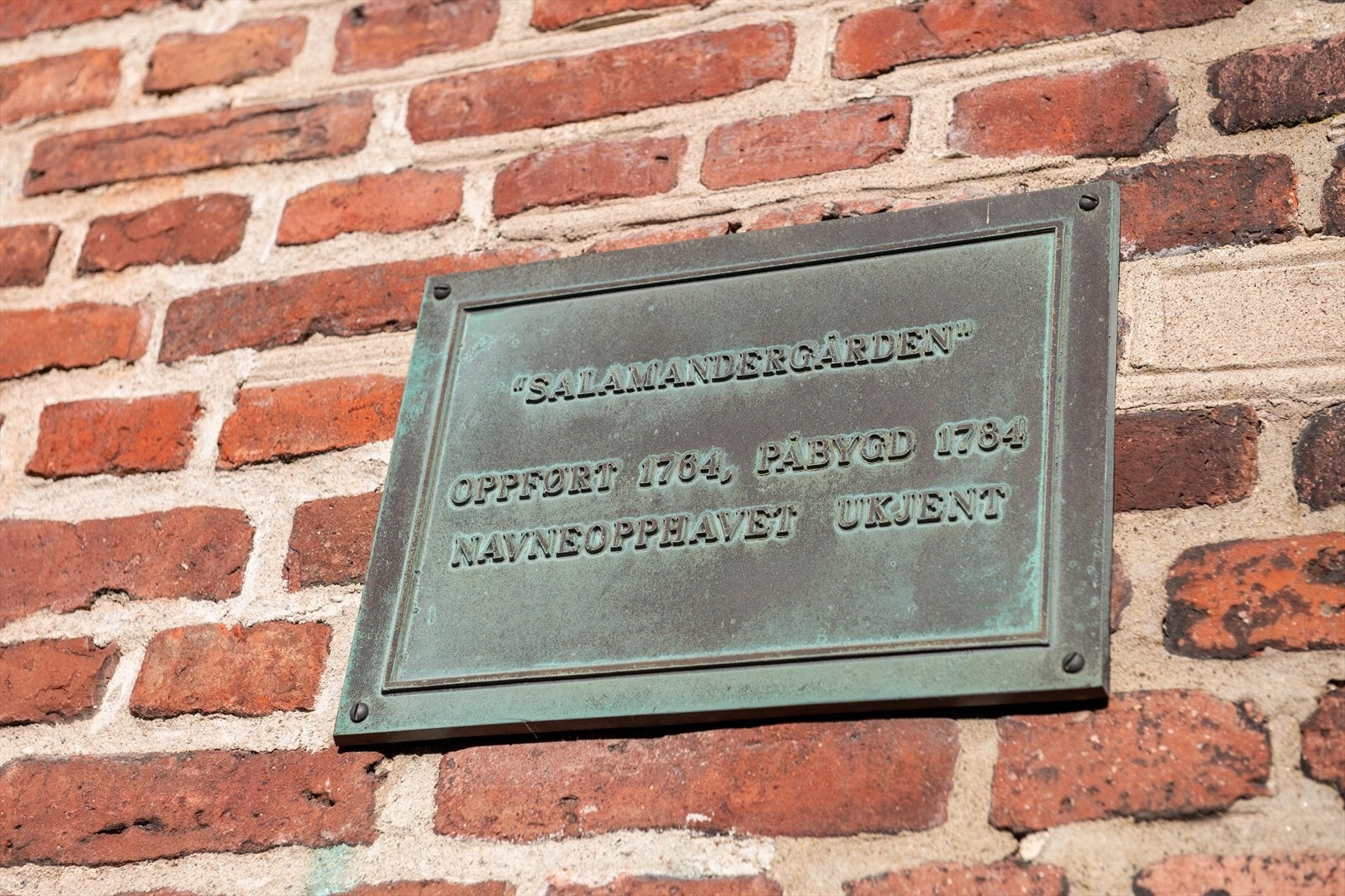Navnet "Salamandergården" stammer fra myten om at salamandere kan beskytte mot brann, og det henger faktisk en salamander i bronse på ytterdøren. Galleribilde