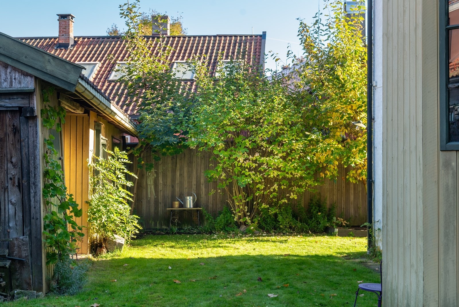 I ytterkant av den selveide tomten på 346 m2 finner vi et gammelt uthus, som har store muligheter. Galleribilde