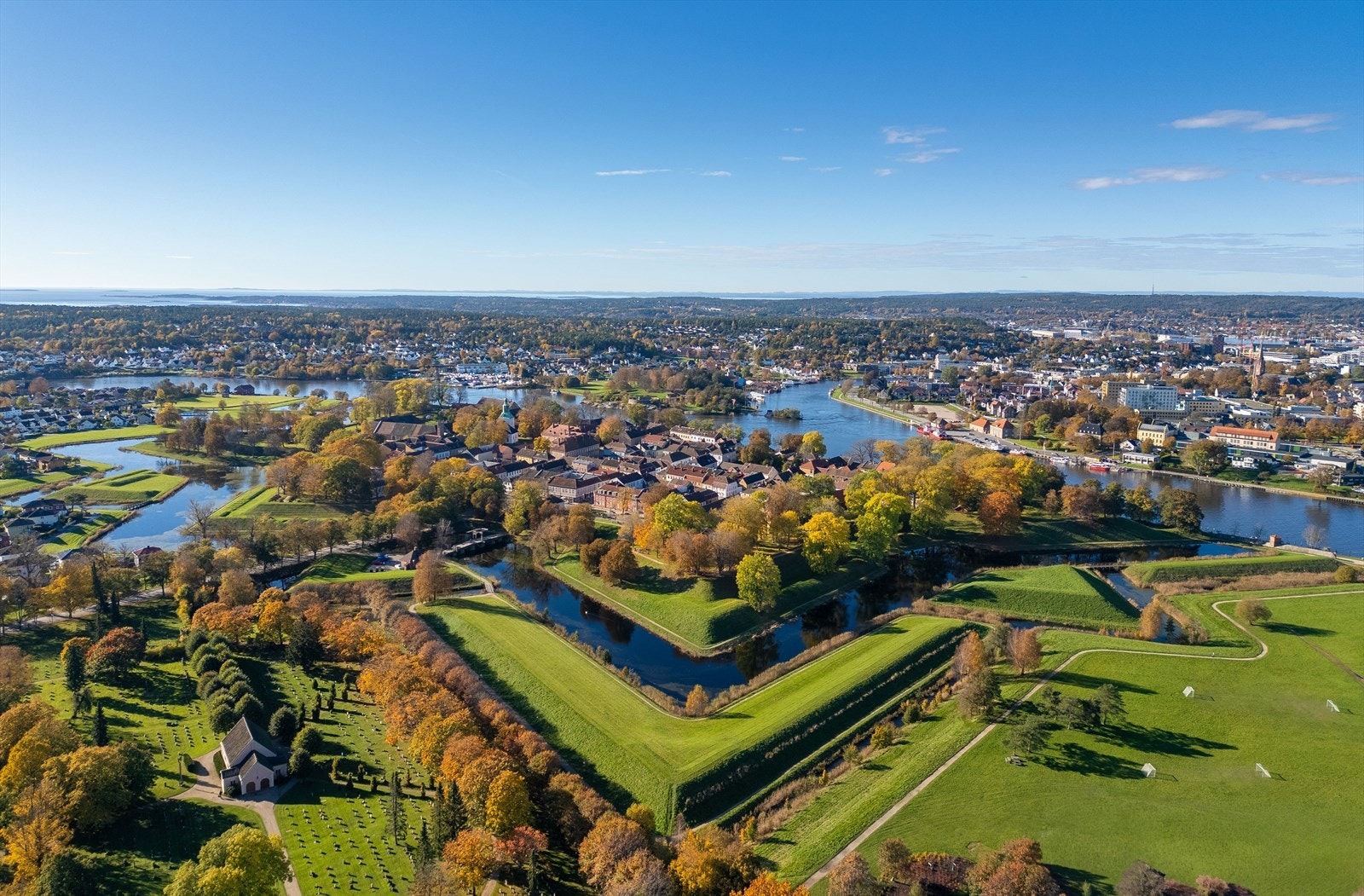 Her trår du inn i historien. Omgivelsene i Nord-Europas best bevarte festningsby, Gamlebyen, oser av historisk skjønnhet, både i bygninger og natur. Galleribilde