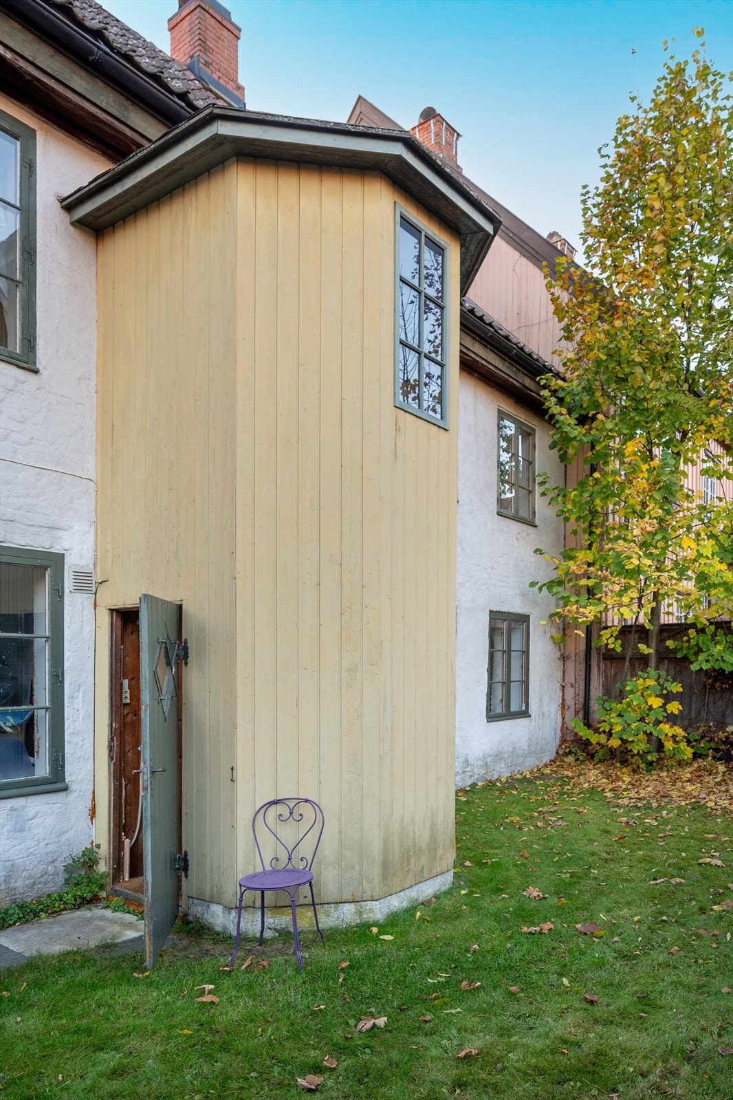 Fra hagen går et trappetårn opp til de to etasjene, femkantet og sjarmerende. Galleribilde