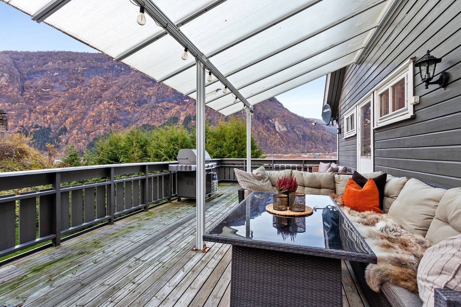 Frå stova er det utgang til to veranda i trekonstrukjsonar med rekkverk i tre. Galleribilde