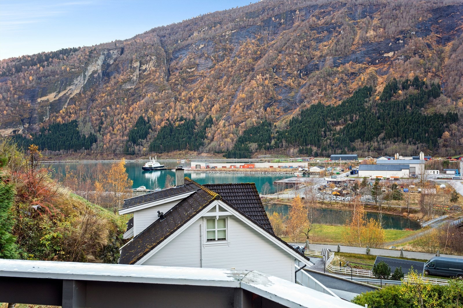 Det er utsikt til fjorden og gode solforhold i sommarhalvåret. Galleribilde