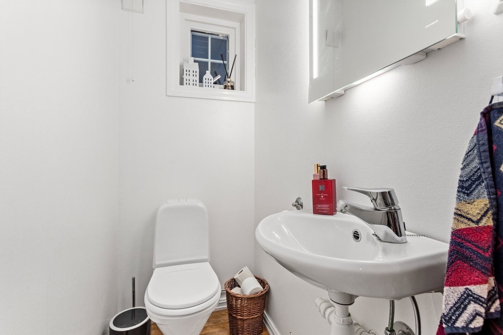 Toalettrommet inneheld toalett og vegghengt servant. Galleribilde