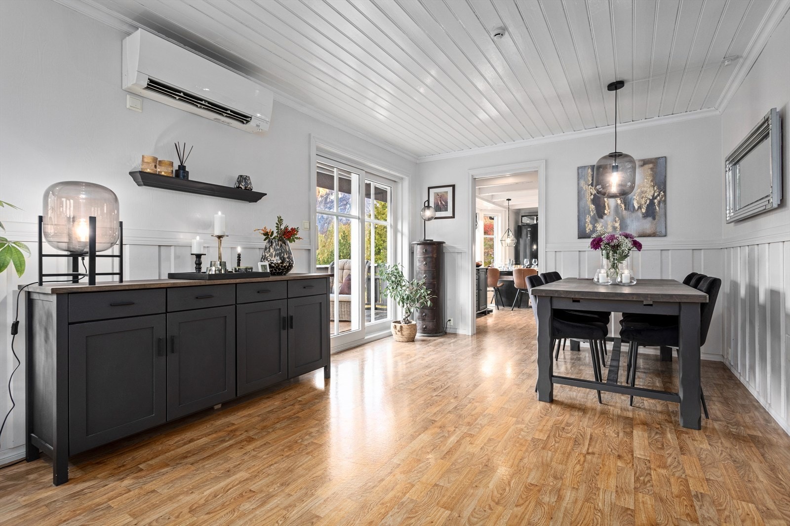 Som ekstra oppvarmingskjelde har stova både vedomn og varmepumpe. Galleribilde