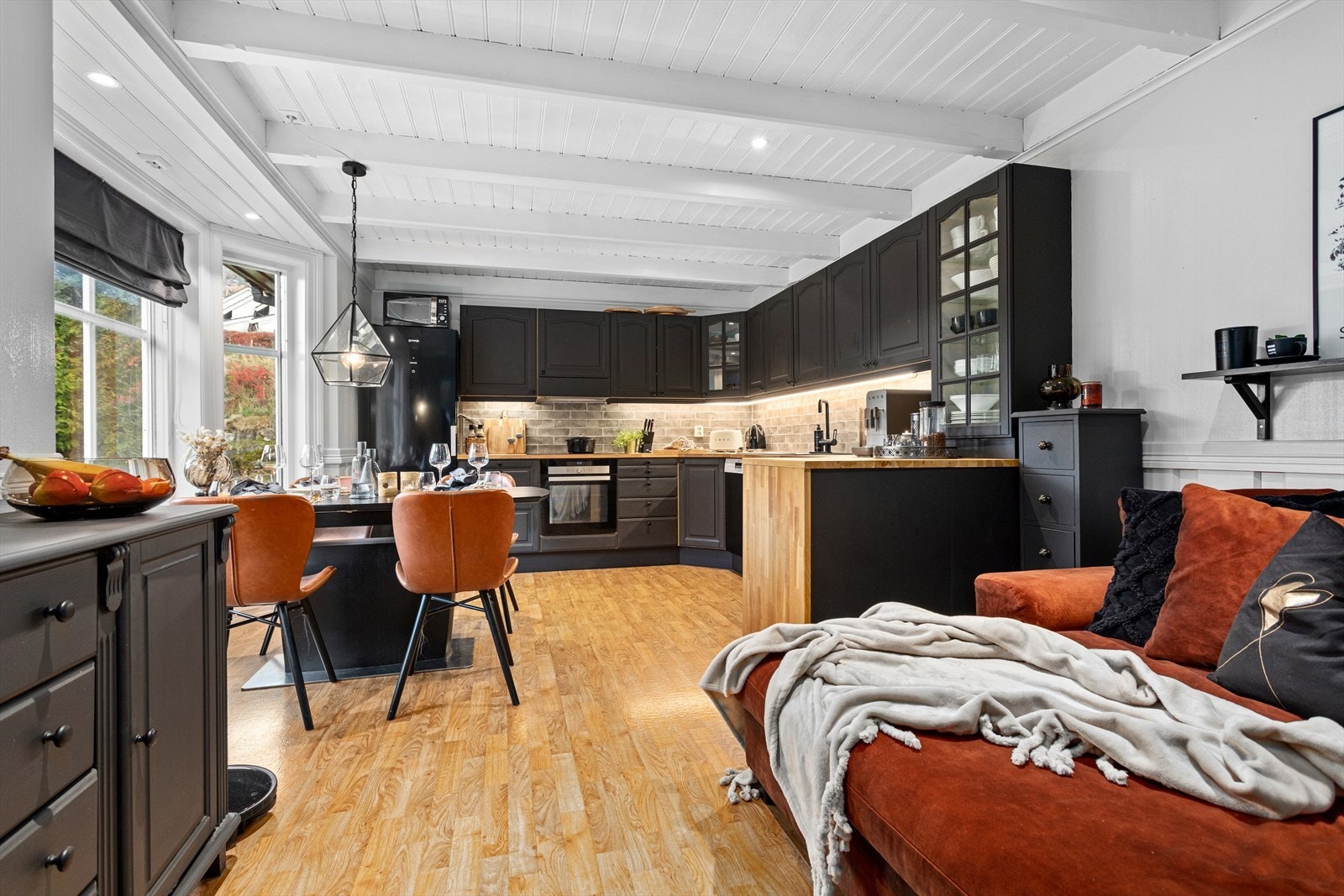 Kjøkkenet er innhaldsrikt med god lagringsplass i både over- og underskåp, og plass til ei etegruppe. Galleribilde