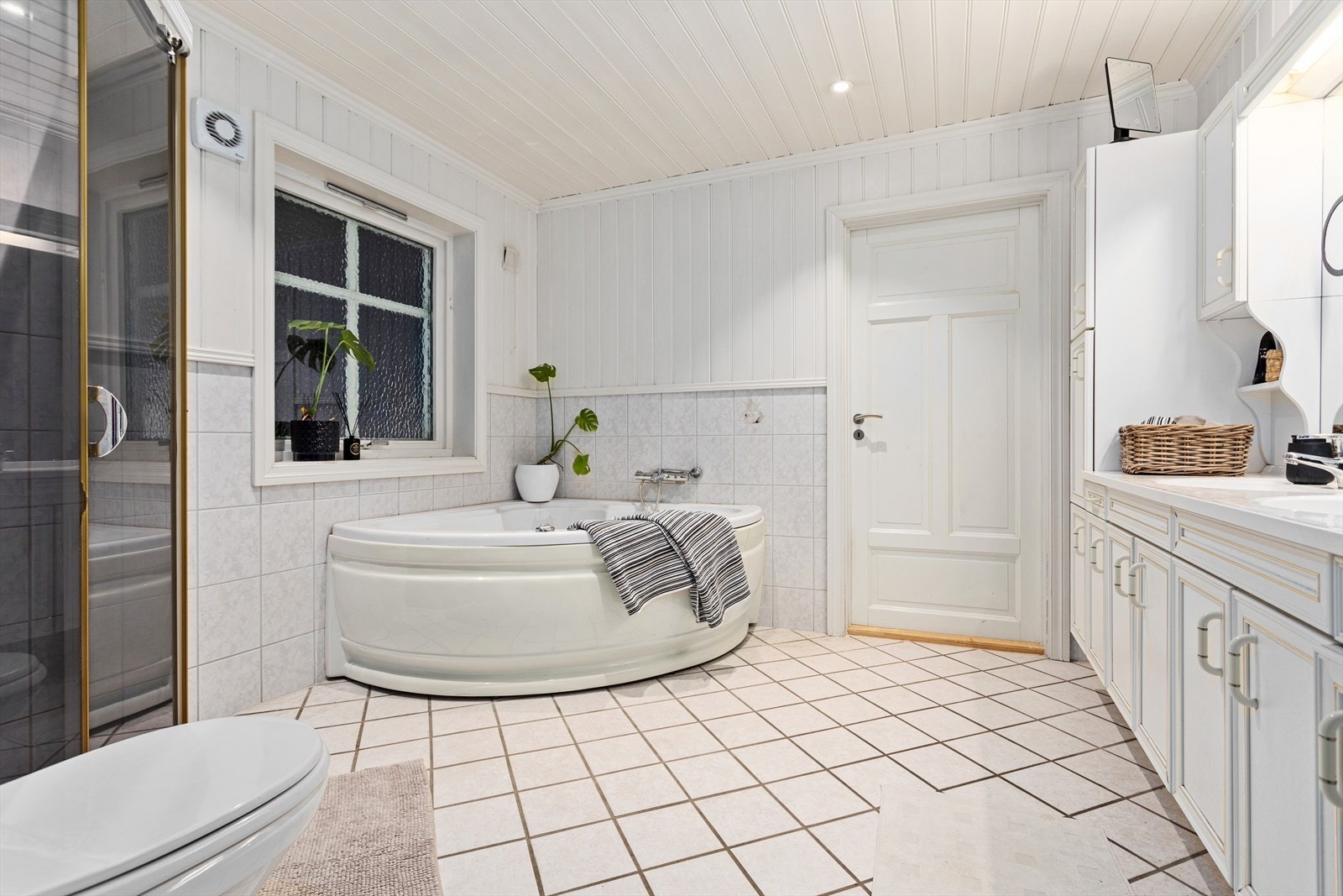 Badet er av god storleik og er frå byggeperioden. Det er nytta flis og panel på veggar og flis på golv. Galleribilde