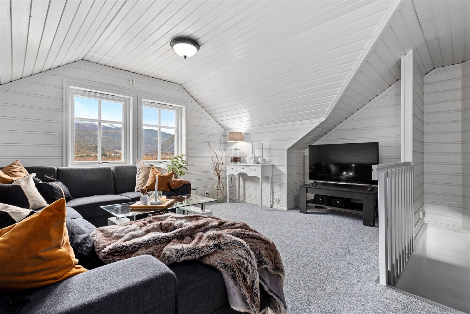 Loftet inneheld ei romsleg og triveleg loftstove med plass til ei tv-gruppe. Galleribilde