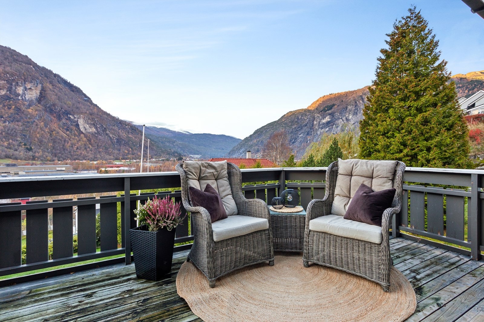 Frå stova har ein tilgang til veranda med kveldssol. Galleribilde