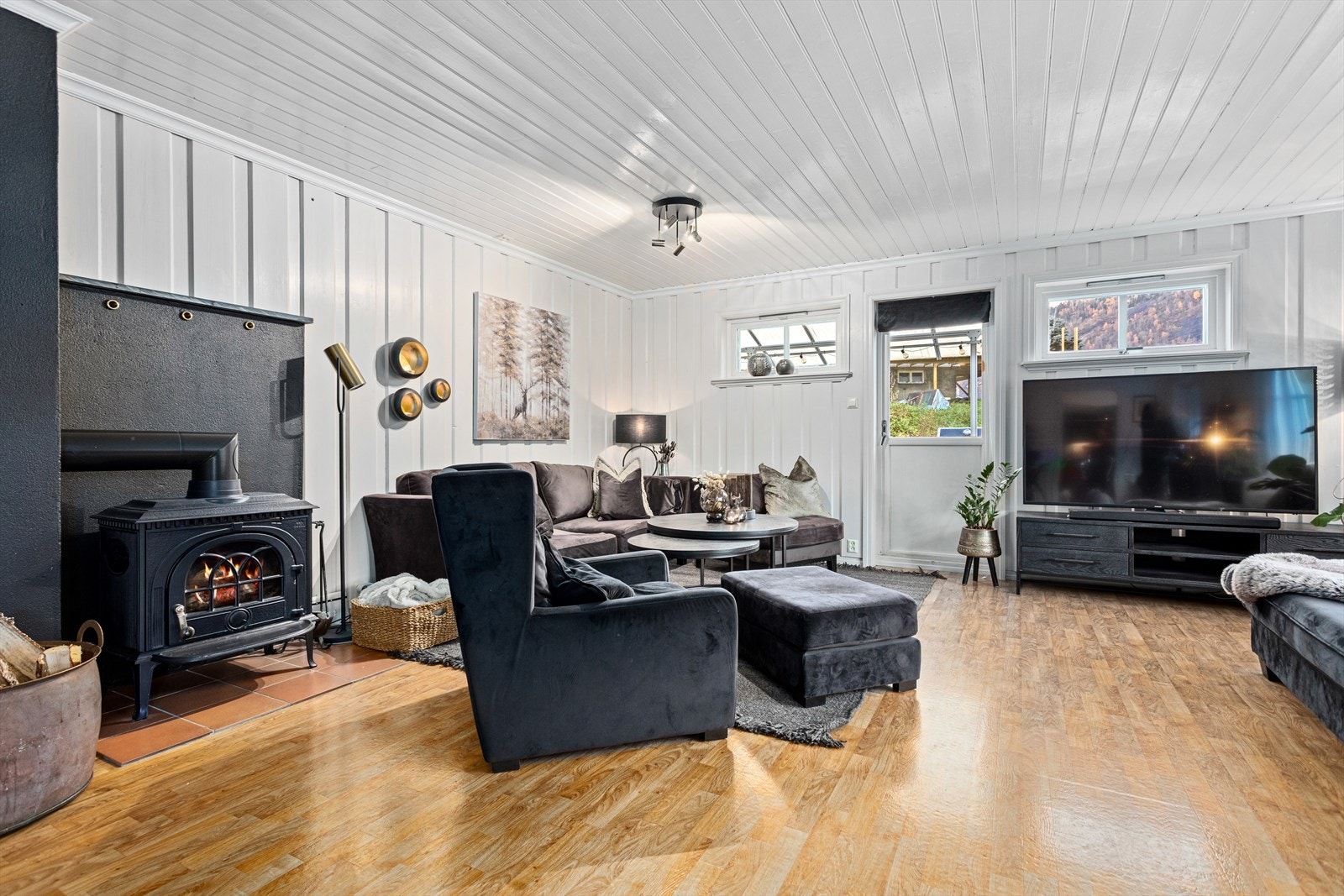 Stova har ei fin utforming og kan lett innreiast med fleire sittegrupper. Ein har også tilkomst ut til 2 verandaer. Galleribilde