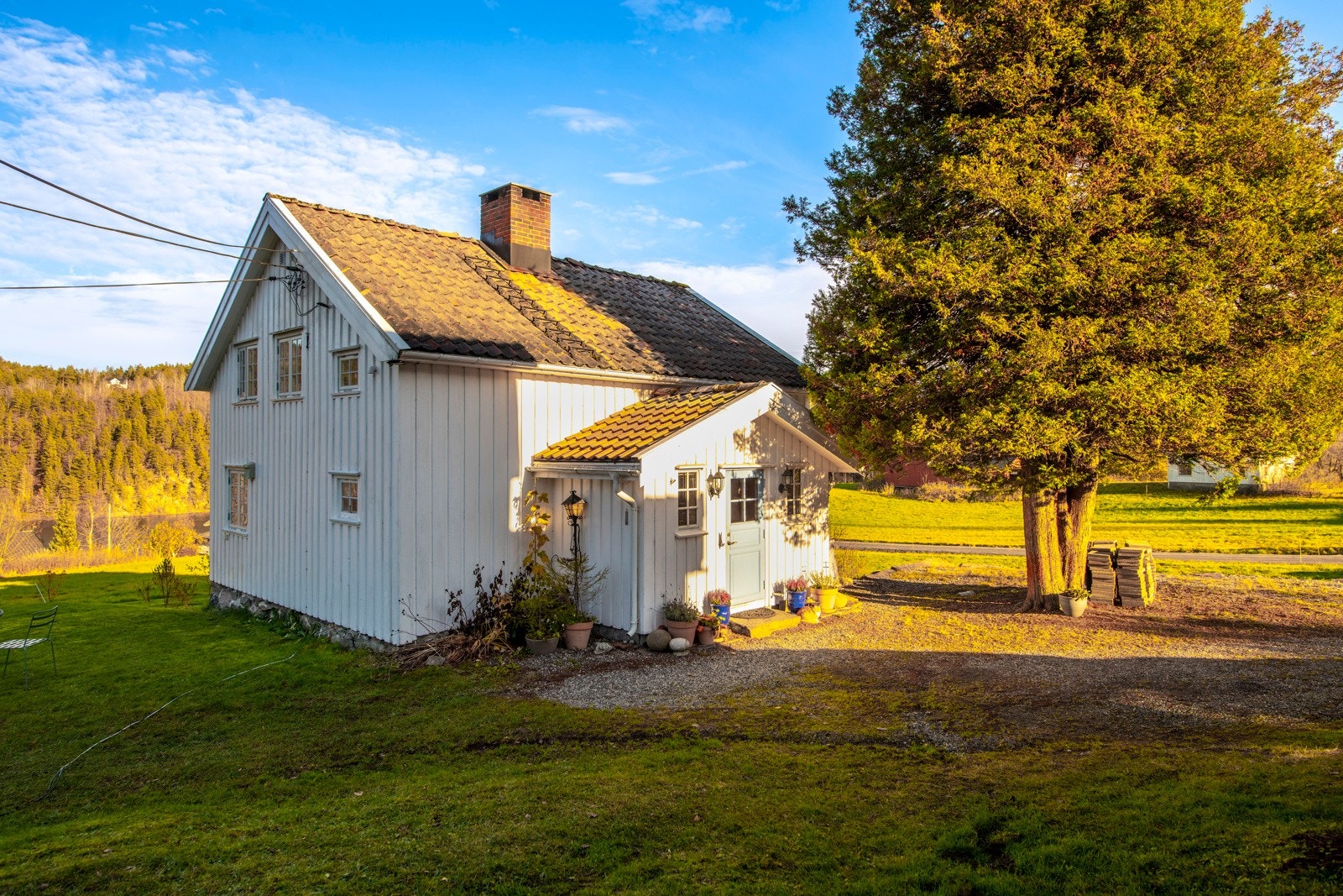 Idyllisk tun med muligheter for å lage sin drømmeeiendom Galleribilde